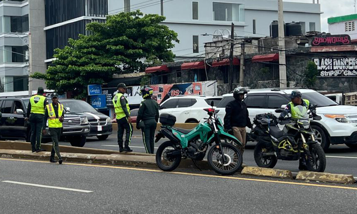Agentes de la Digesett detienen a un motorista en franca violación a la ley por transitar por el elevado de la John F. Kennedy y Ortega y Gasset. Jorge González