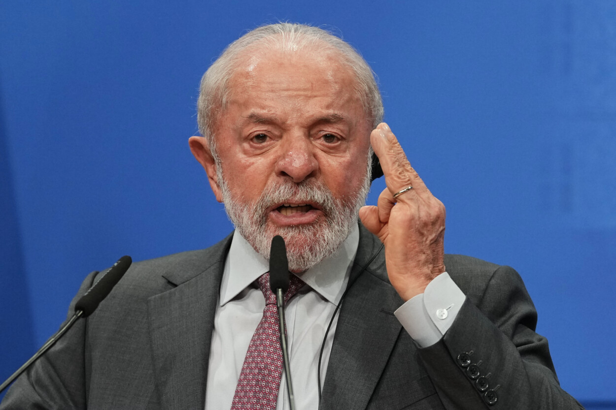 El presidente brasileño, Luiz Inácio Lula da Silva, el lunes 20 de abril de 2026, habla en una conferencia de prensa conjunta con el canciller alemán Friedrich Marz después de consultas intergubernamentales entre los dos países en el Palacio Herrenhausen en Hannover, al norte de Alemania. (Foto AP/Martin Meissner)