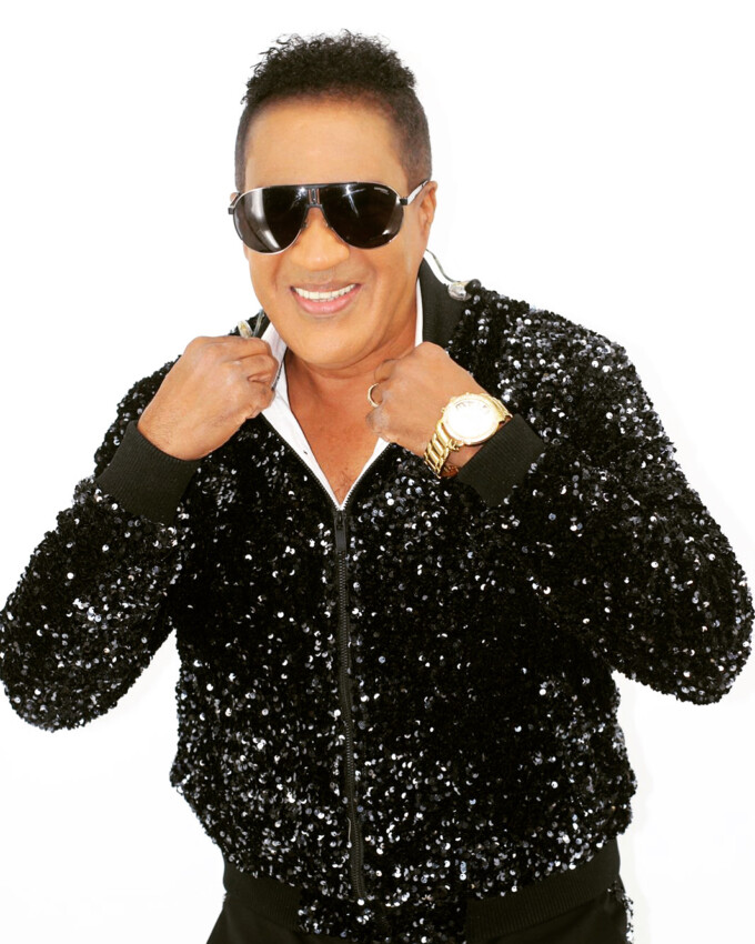 Quinito Méndez, cuyo nombre es sinónimo de autenticidad y alegría en la música, ha construido una carrera marcada por la constancia y el talento inigualable.