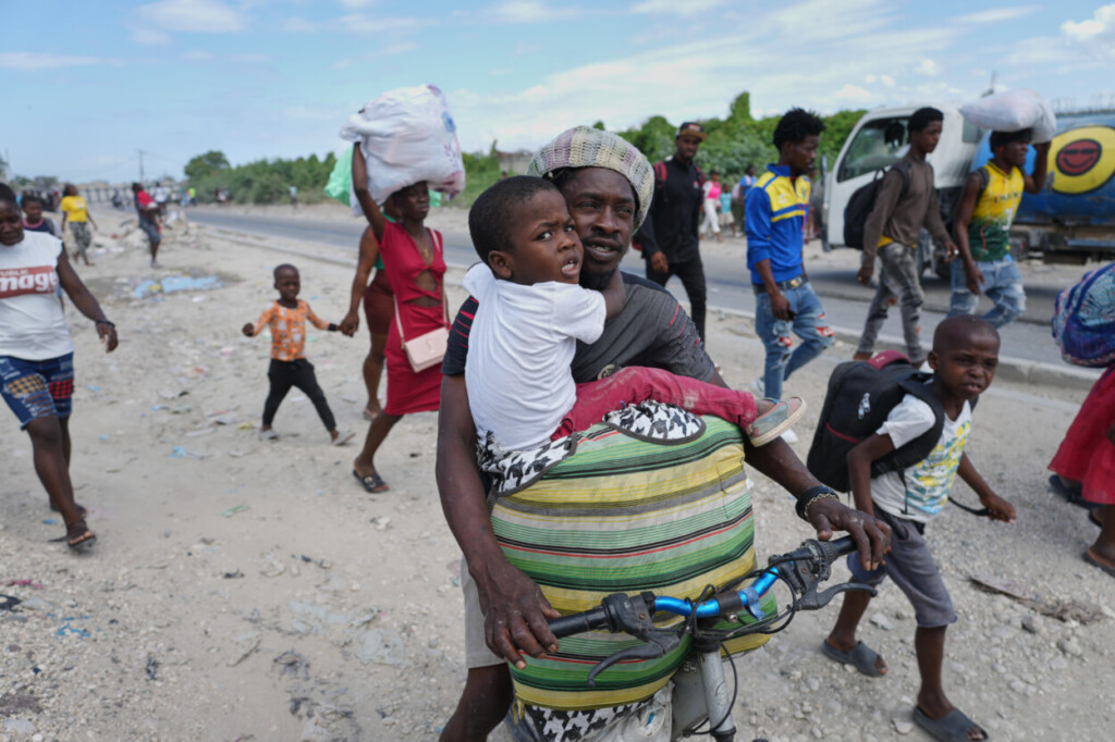 Los residentes huyen de sus hogares para escapar de los enfrentamientos entre bandas armadas en Puerto Príncipe, Haití, el lunes 11 de mayo de 2026. (Foto AP/Odeline Joseph