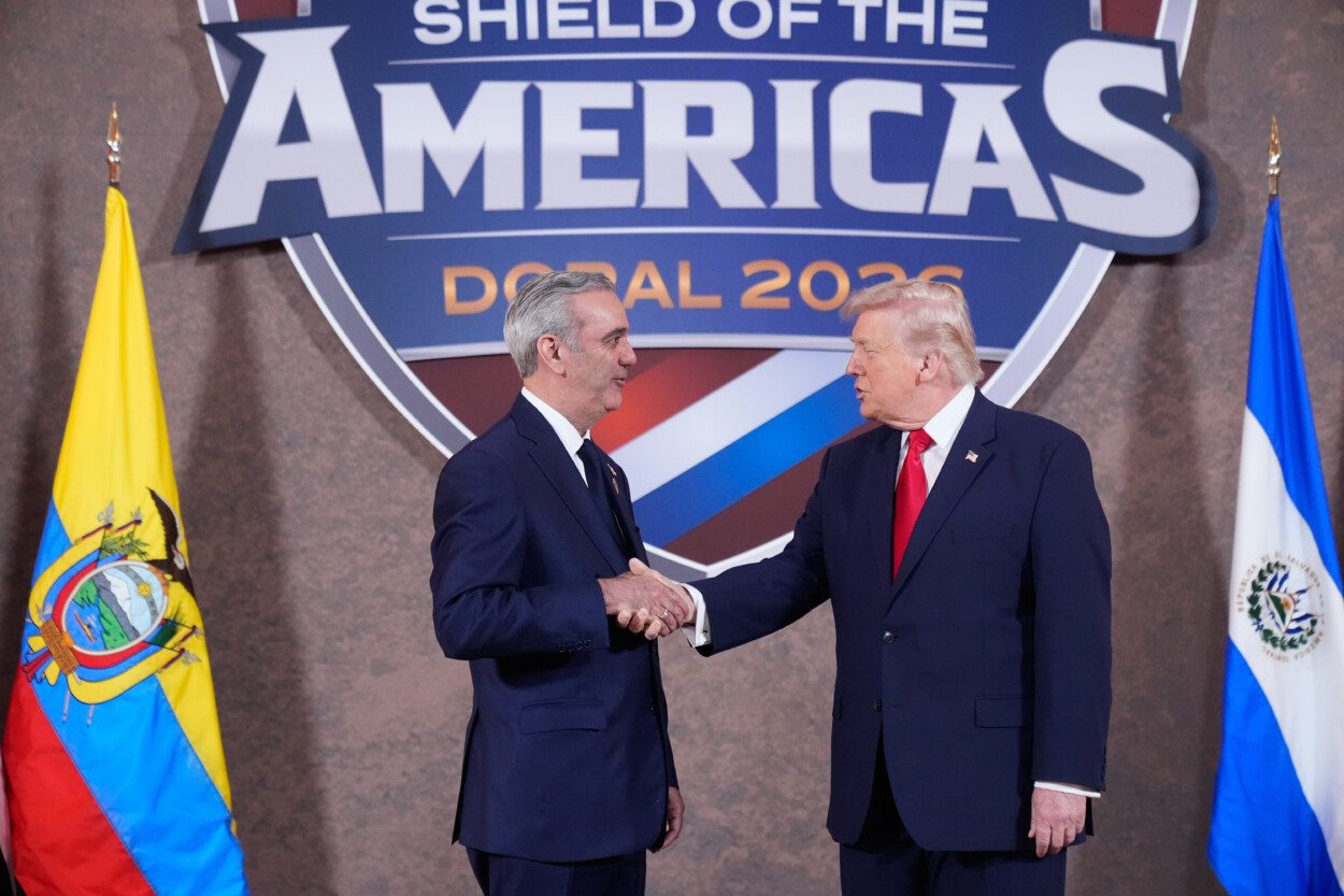 ARCHIVO - El presidente Donald Trump saluda al presidente de la República Dominicana, Luis Abinader, en la Cumbre 