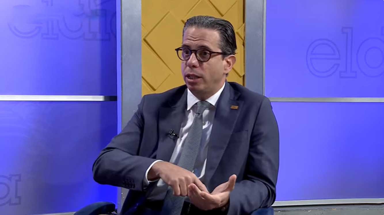 César Dargam, vicepresidente del Conep, indicó que el problema fiscal dominicano es estructural, recordando que cada año el Estado estima gastar más de lo que realmente recibe, generando un déficit permanente incluso antes de cualquier crisis internacional.