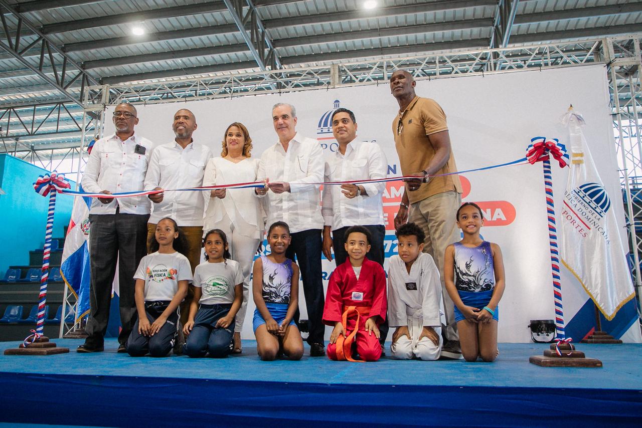 El presidente Luis Abinader y el ministro Kelvin Cruz durante la entrega de los pabellones remozados del Centro Deportivo de La Romana, obra ejecutada por el Miderec con una inversión superior a RD$53 millones.