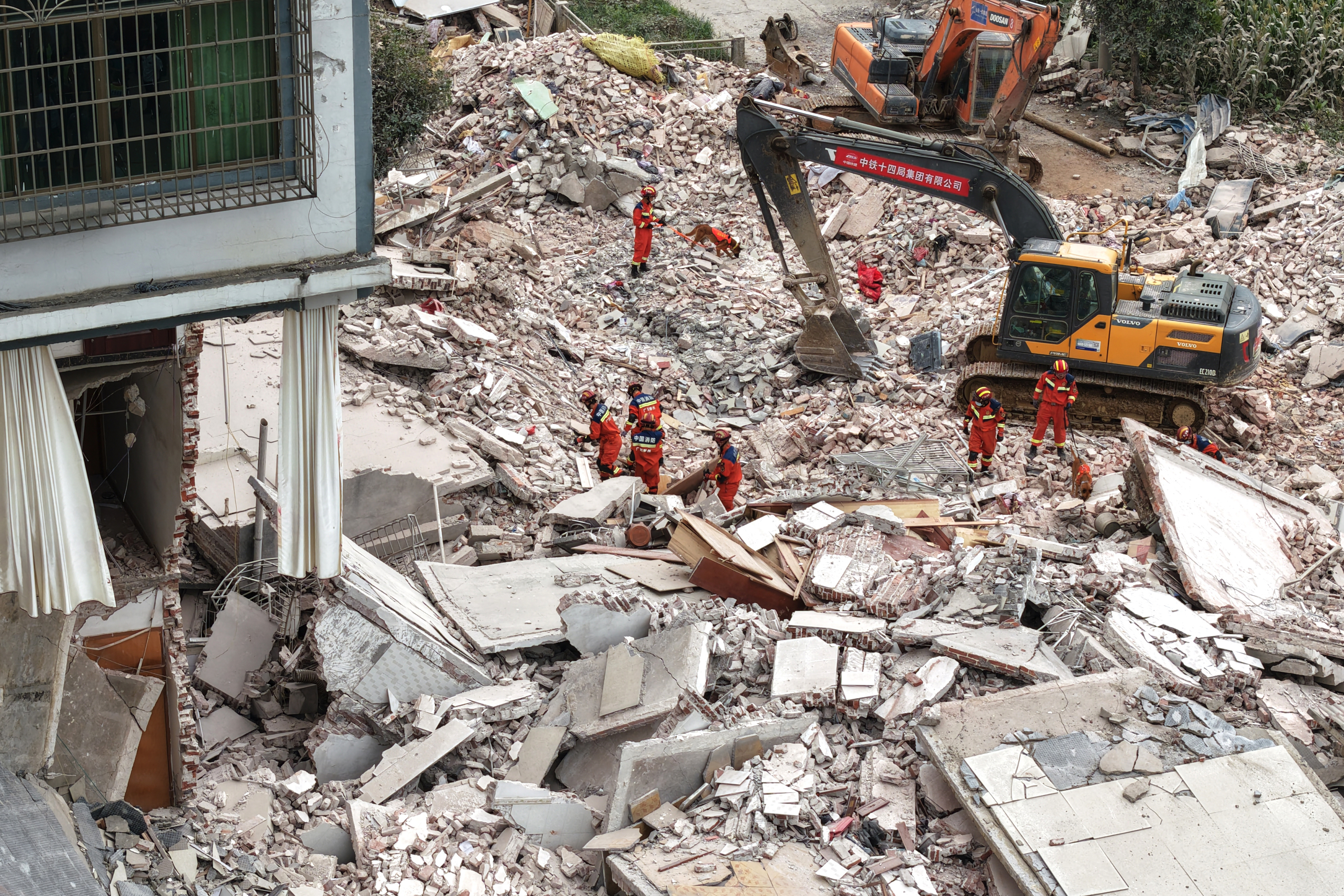 En esta fotografía publicada por la agencia de noticias Xinhua, los equipos de rescate buscan y rescatan un edificio derrumbado después de que un terremoto de magnitud 5,2 sacudiera Liuzhou, región autónoma de Guangxi Zhuang, en el sur de China, el lunes 18 de mayo de 2026. (a través de Li Hanchi/Xinhua AP