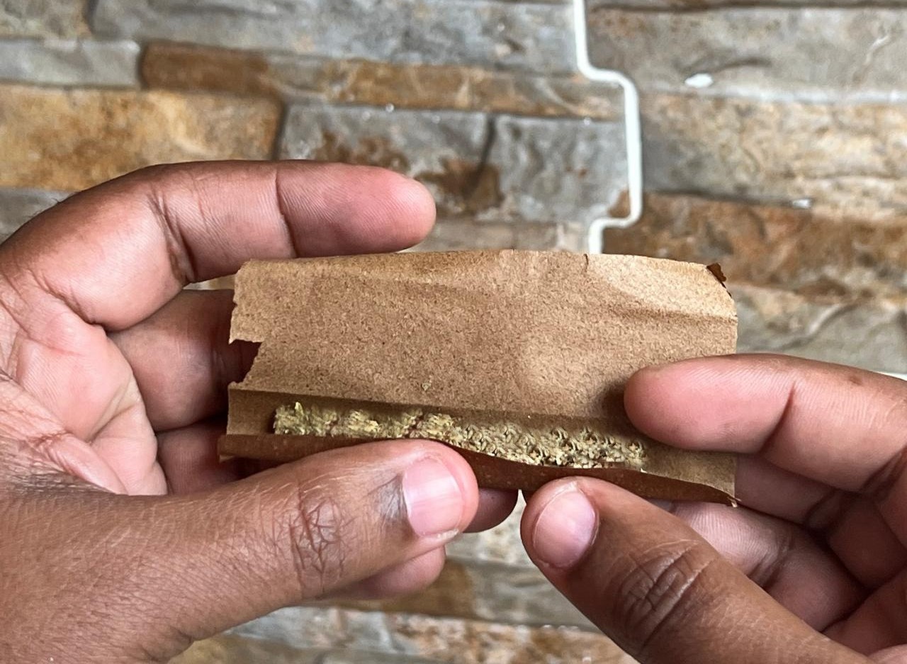 Es un tipo de papel que se vende en pulperías y otros establecimientos para el envoltorio artesanal del tabaco. Sin embargo, debido a su delgadez y sus propiedades de combustión lenta, a menudo se utiliza para liar marihuana y otras sustancias destinadas al consumo en cigarrillos caseros.