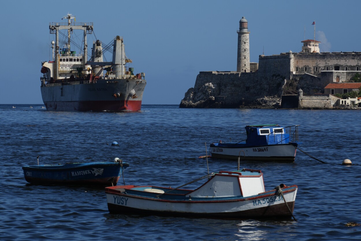 El buque de carga Asian Katra, arriba a la izquierda, llega a la bahía de La Habana, Cuba, el lunes 18 de mayo de 2026. (AP Foto/Ramón Espinosa)