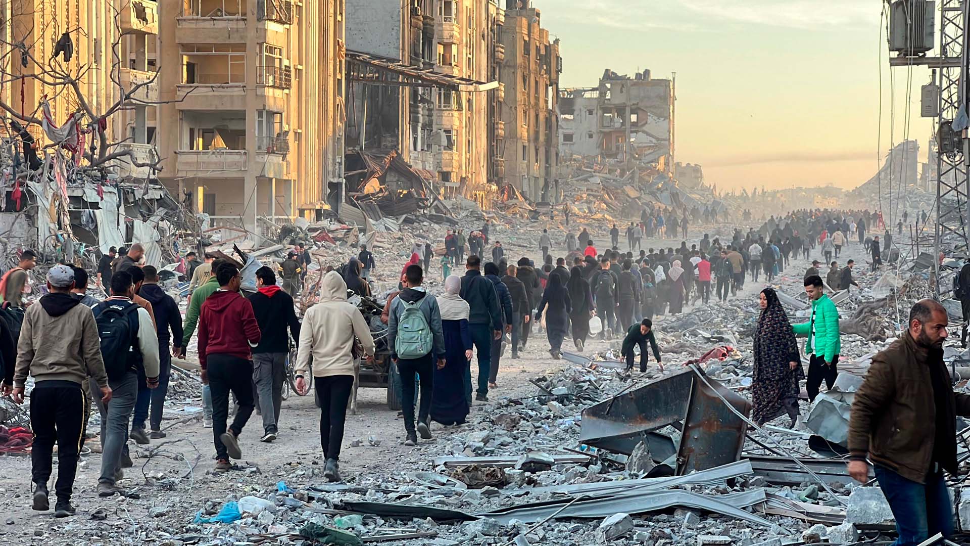 Pueblo palestino caminando sobre las ruinas
