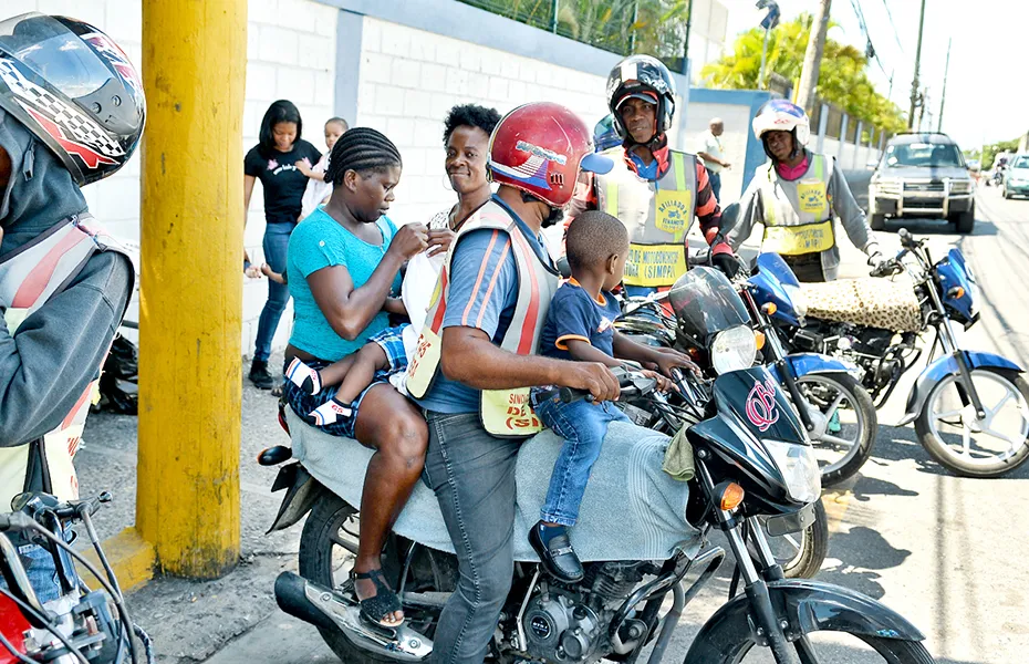 Los motoconchistas se han apoderado de las aceras, obligando a los peatones a caminar por el medio de la vía. Foto/L Nacional.