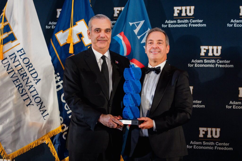 Abindar recibió el premio en Miami.