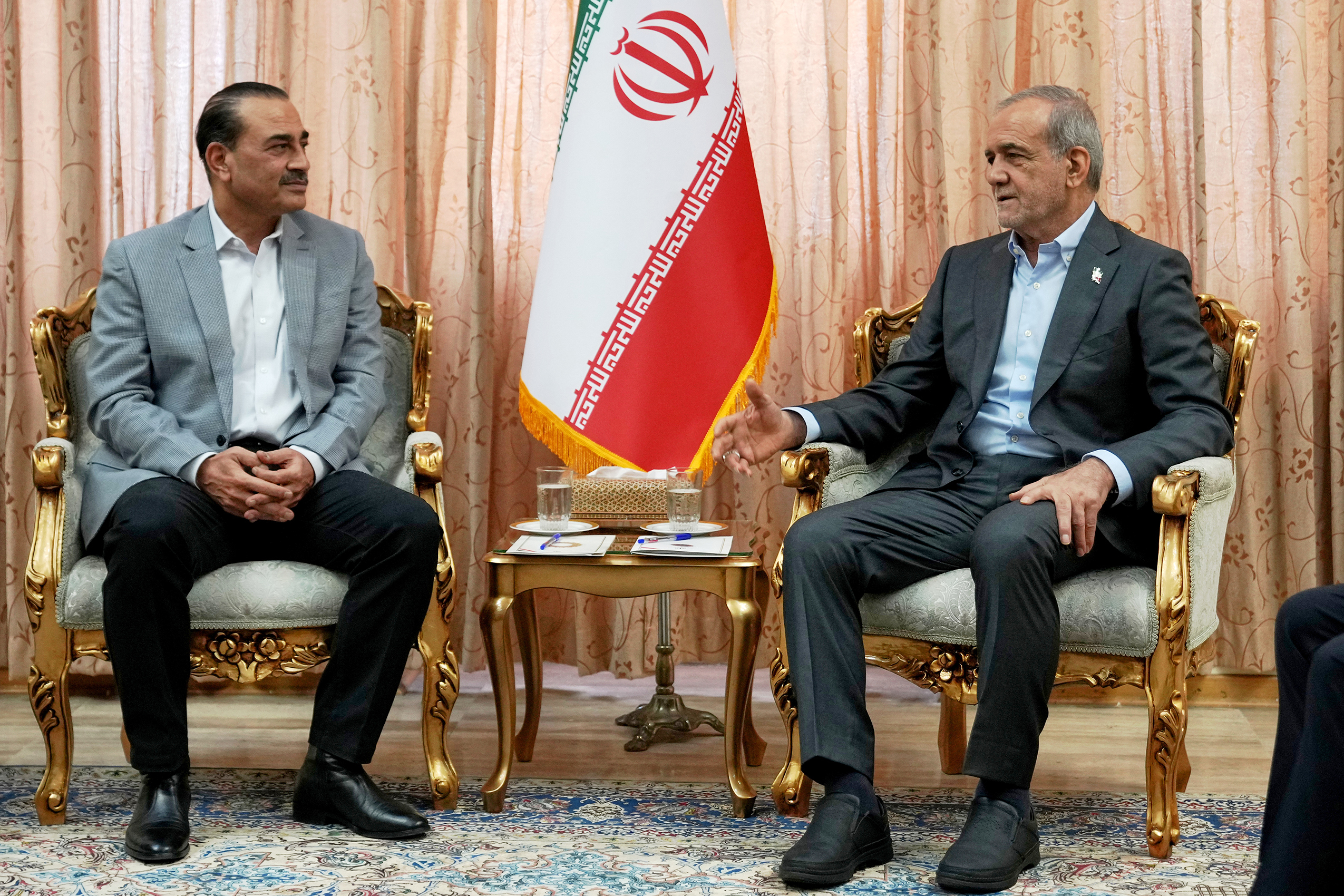 En esta fotografía publicada por la Presidencia de Irán, el presidente Masoud Pezheshkian (derecha) habla con el jefe del ejército paquistaní, el mariscal de campo general Asim Munir, el sábado 23 de mayo de 2026, en Teherán, Irán. (La Presidencia de Irán vía AP)