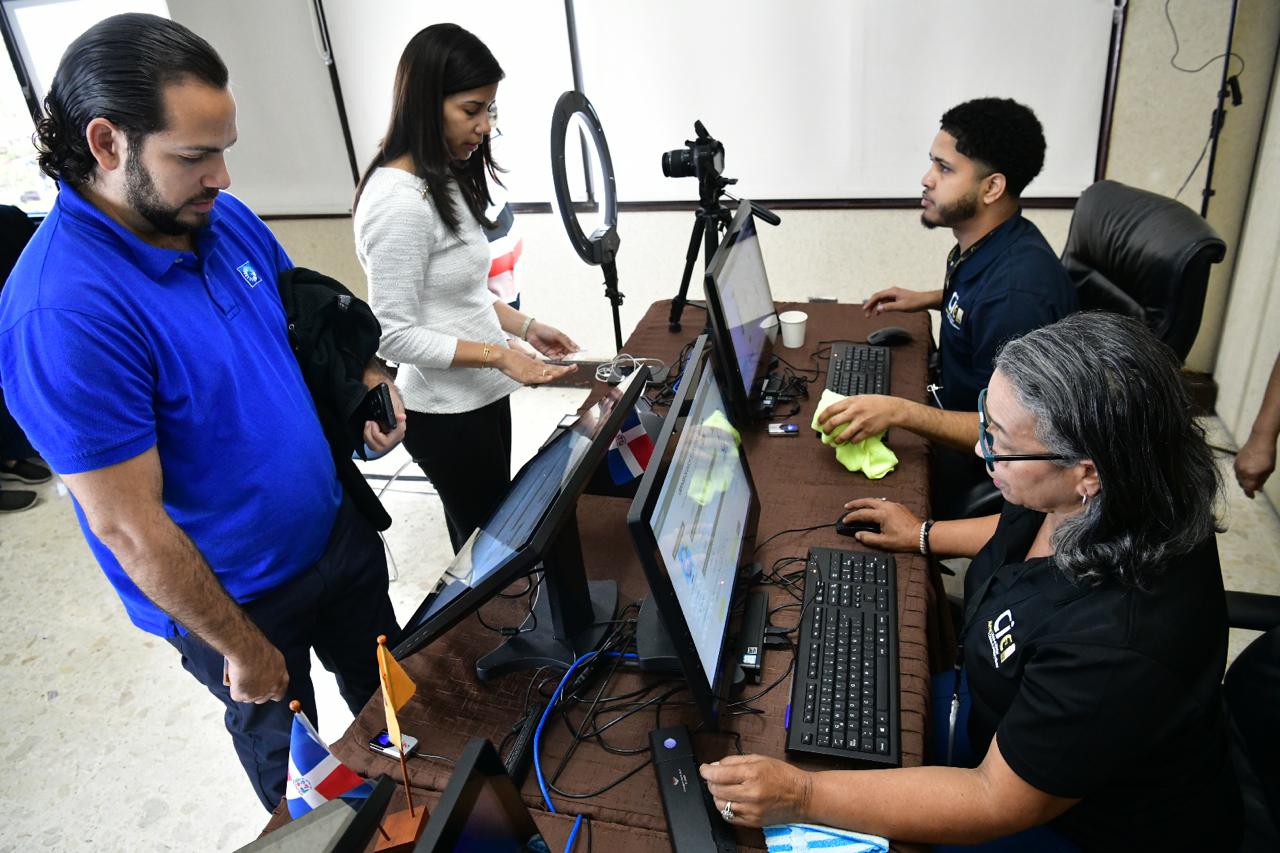 Un equipo de la JCE electiva durante el proceso de renovación de cédula.