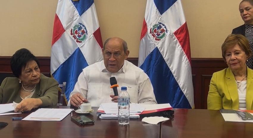 Rafael Santos Badia encabezó la reunión de la comisión técnica para la transformación de la educación dominicana.