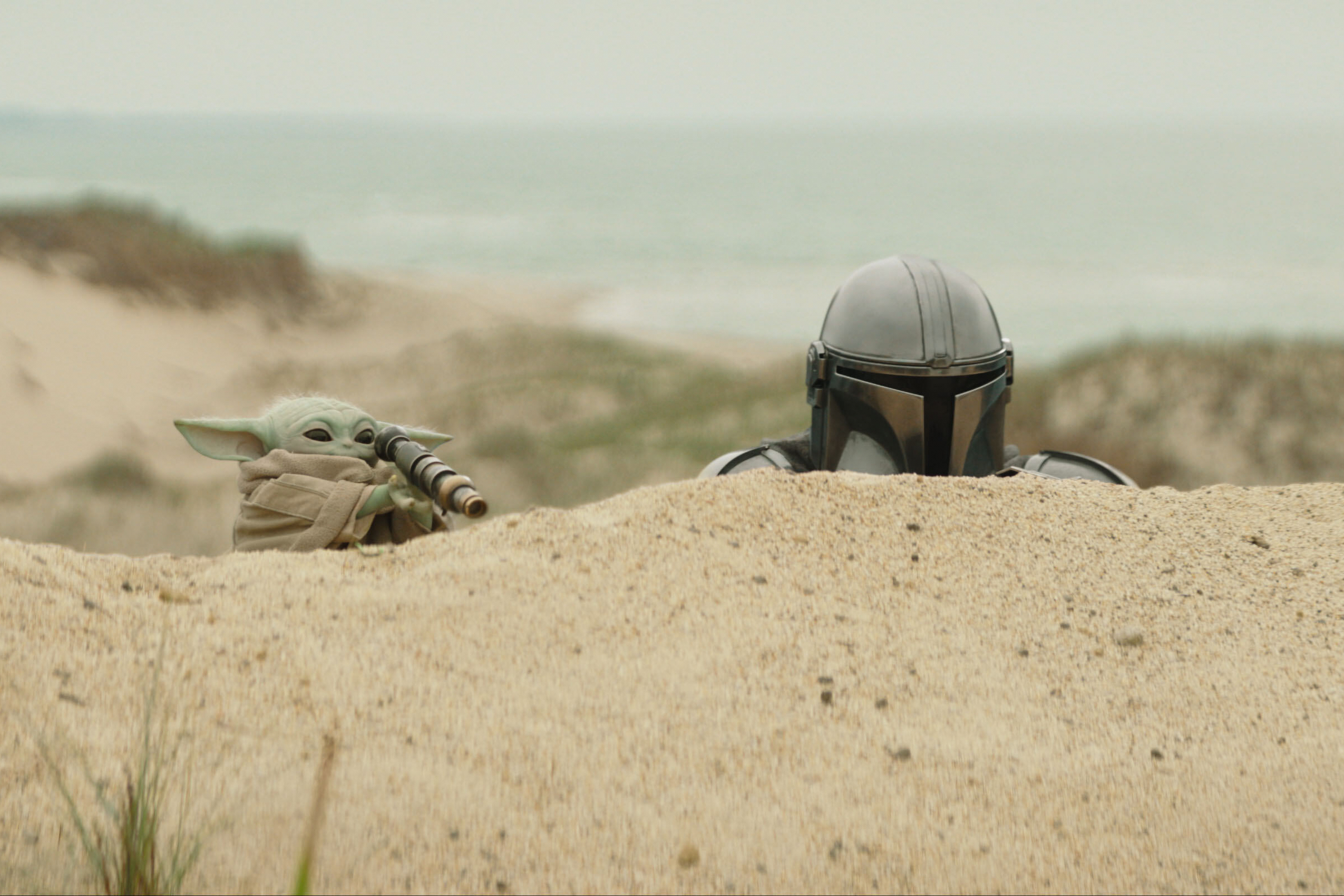 En la película, estrenada por Disney, The Mandalorian, interpretado por Pedro Pascal, derecha, y Grogu aparecen en una escena. 