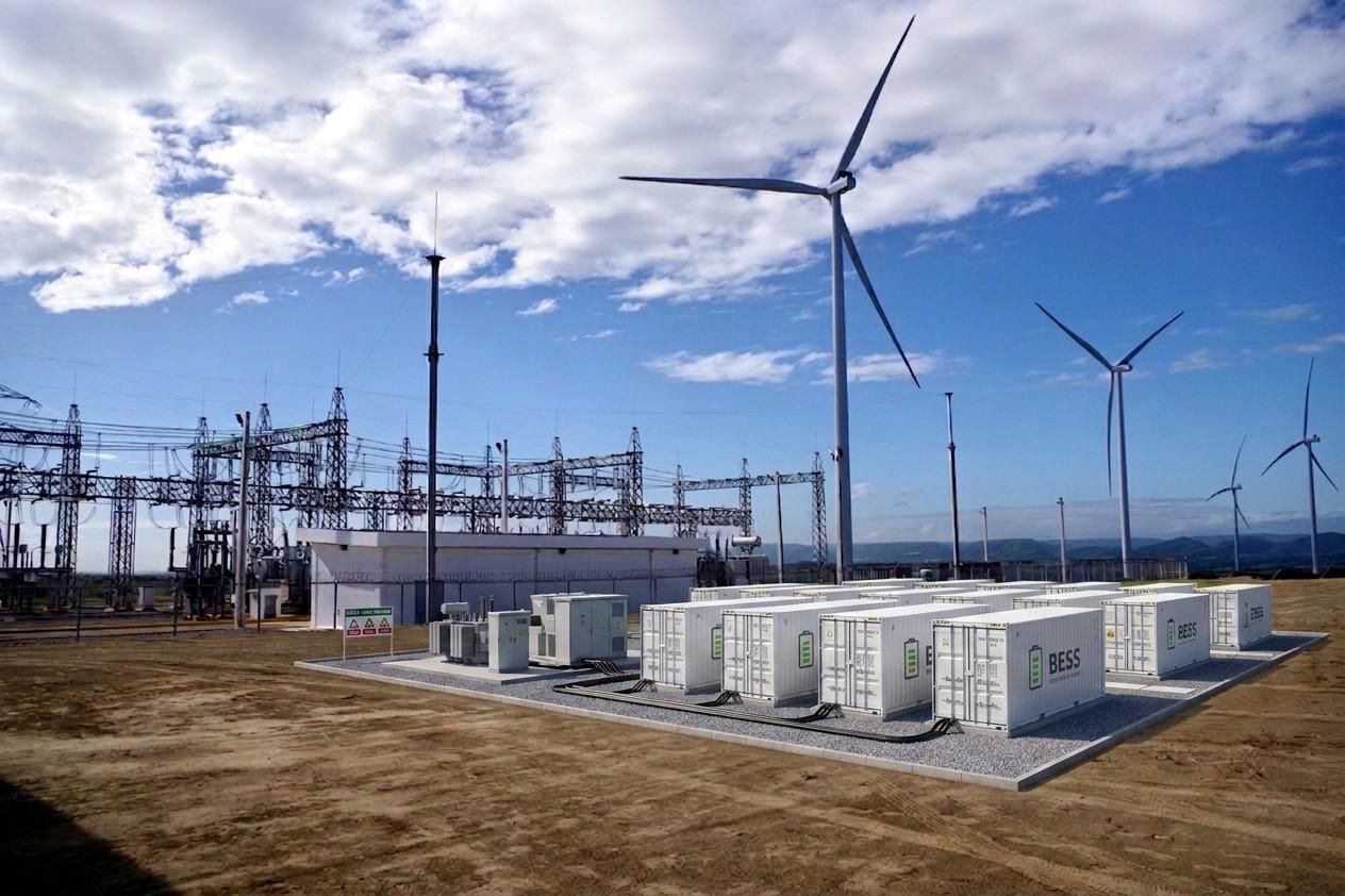 Los sistemas BESS permiten almacenar energía cuando está disponible y liberarla cuando el sistema la necesita.