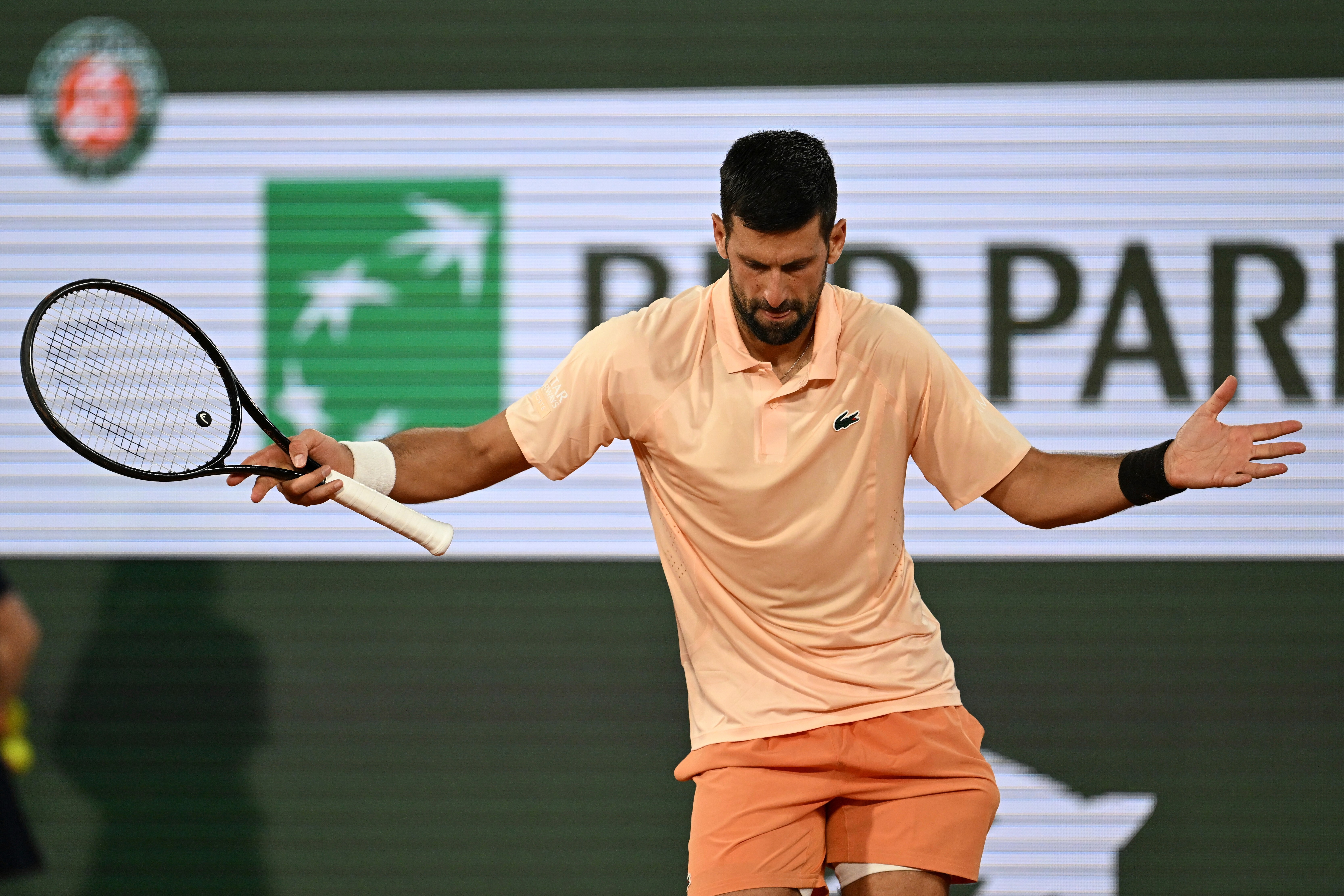 Novak Djokovic de Serbia celebra tras ganar contra el francés Giovanni Mpetschi Pericard durante su partido de primera ronda del Abierto de Francia, el domingo 24 de mayo de 2026, en París. (Foto AP/Emma da Silva)
