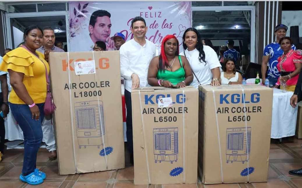 Consejeras de PPG realizan rifas y reparten electrodomésticos y utensilios para homenajear a madres de escasos recursos económicos.