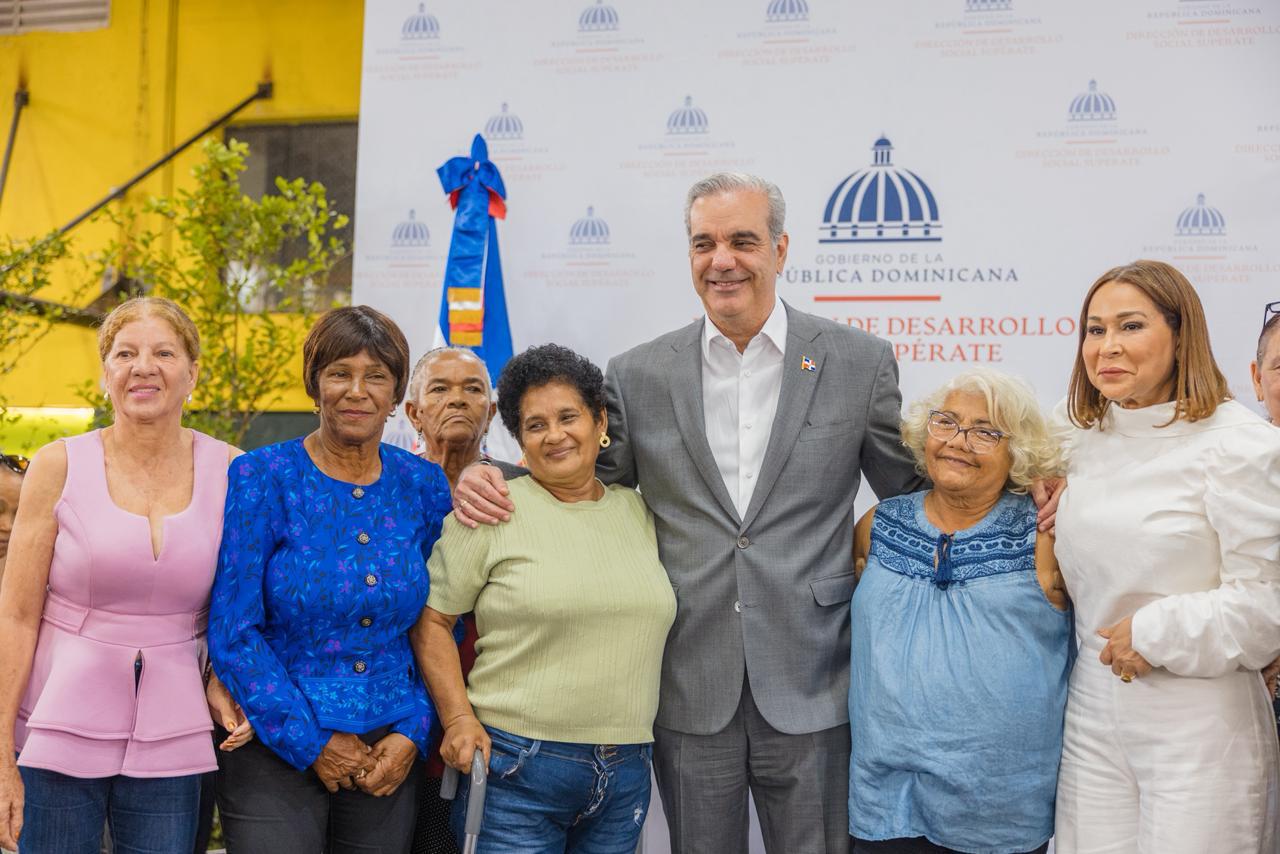 El presidente Luis Abinador con la directora de Superette Mayra Jiménez y otras madres dominicanas en la ceremonia de premiación 