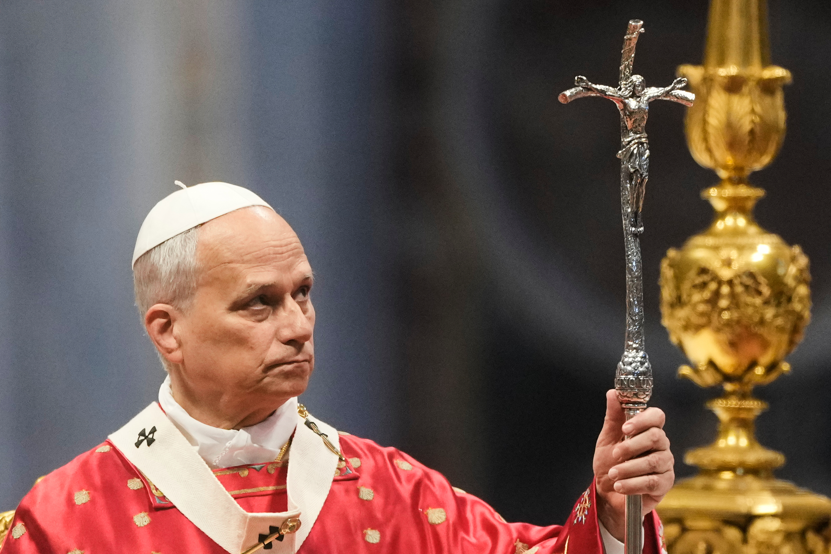 El Papa León XIV sostiene un bastón clerical mientras celebra una misa de Pentecostés en la Basílica de San Pedro, el domingo 24 de mayo de 2026, en el Vaticano. (Foto AP/Gregorio Borgia)