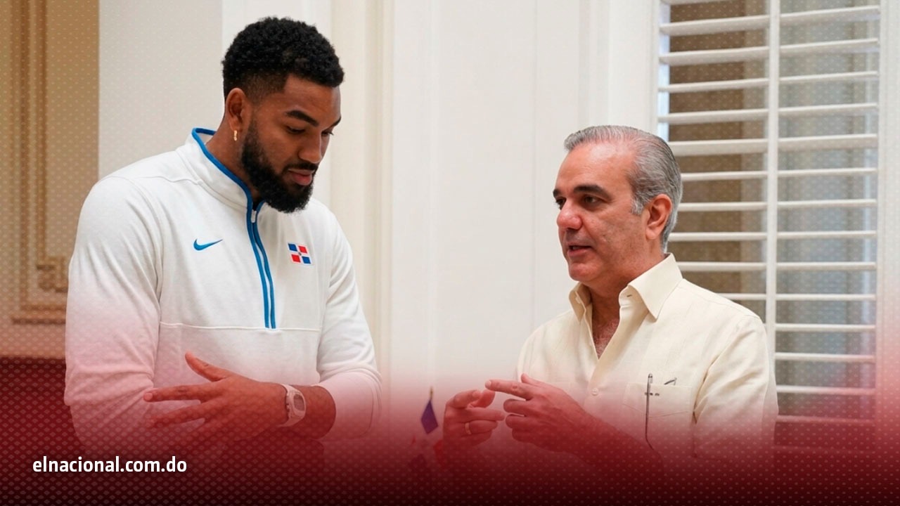 El Presidente de la República, Luis Abinadar, acompañado de Carl Town, durante su visita al país en 2025, donde se anunció la construcción de una instalación de usos múltiples en Tambril.