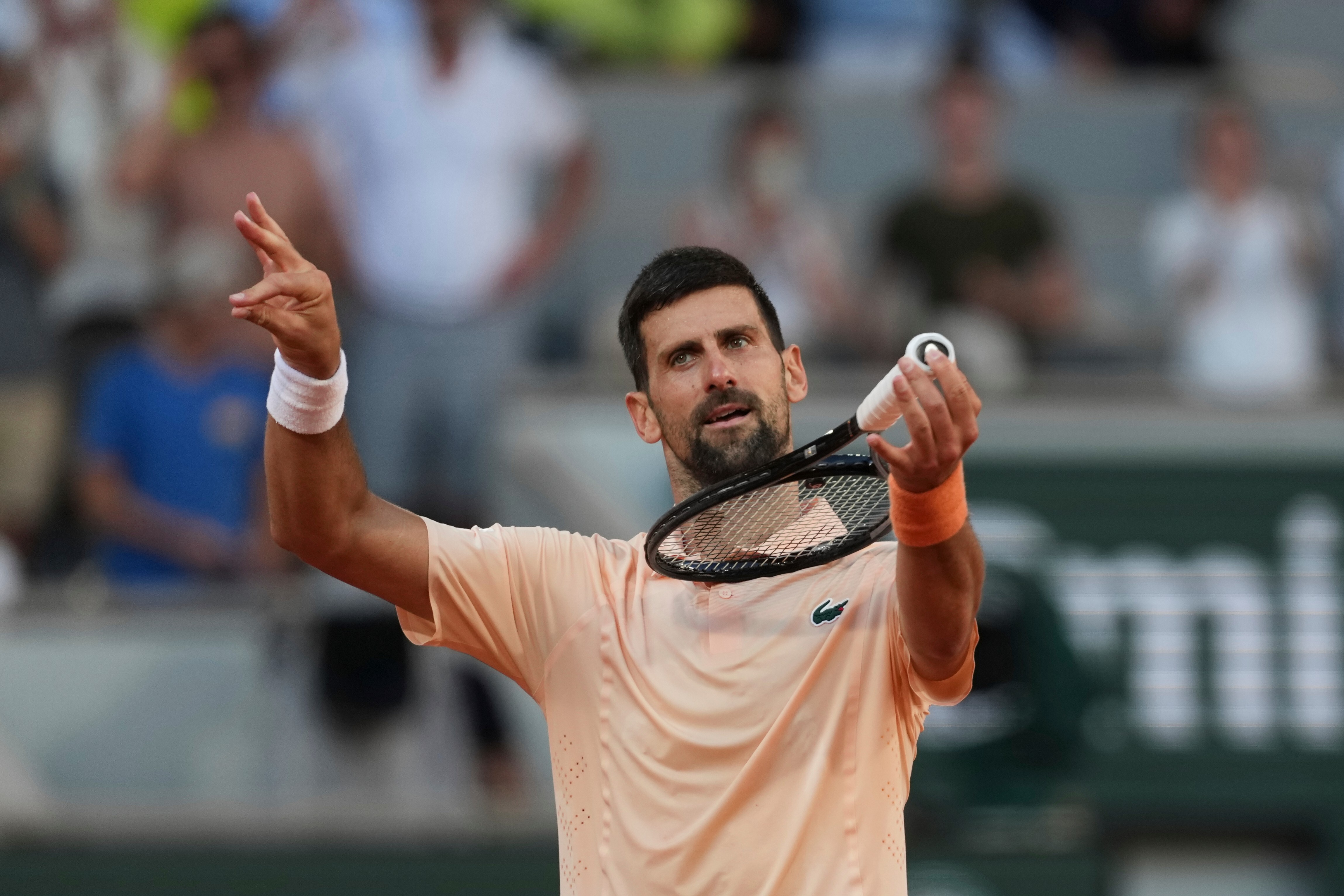 Novak Djokovic, de Serbia, celebra tras vencer a Valentin Royer, de Francia, durante su partido de segunda ronda de individuales masculinos en el torneo de tenis de Roland Garros en París, el miércoles 27 de mayo de 2026. (Foto AP/Thibault Camus)