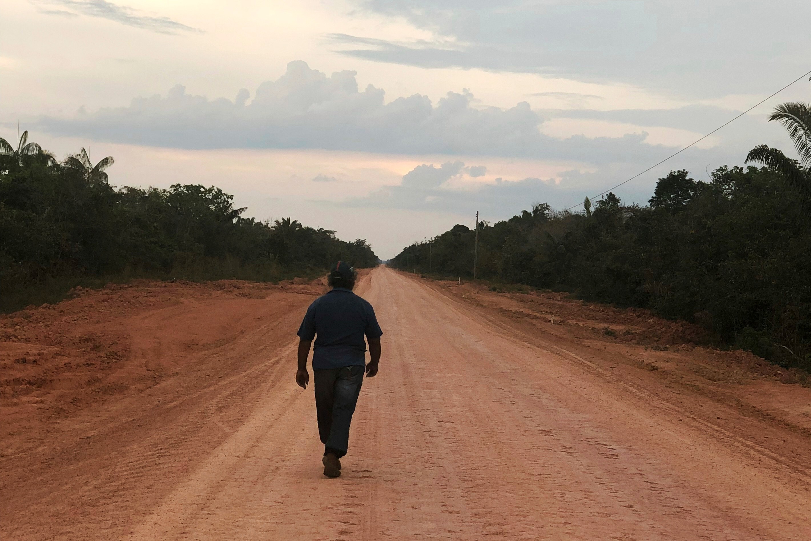 ARCHIVO - Un hombre camina por un camino de tierra en la carretera BR-319 en la Amazonía brasileña entre las ciudades de Manaos y Porto Velho el 10 de agosto de 2018. (Foto AP/Fabiano Mesonav, Archivo)