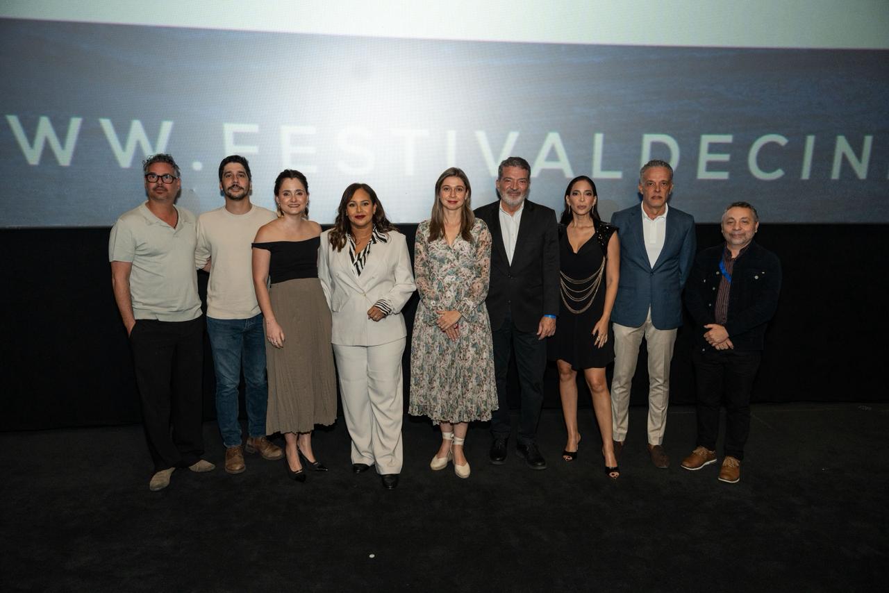 Los organizadores del festival de bellas artes.