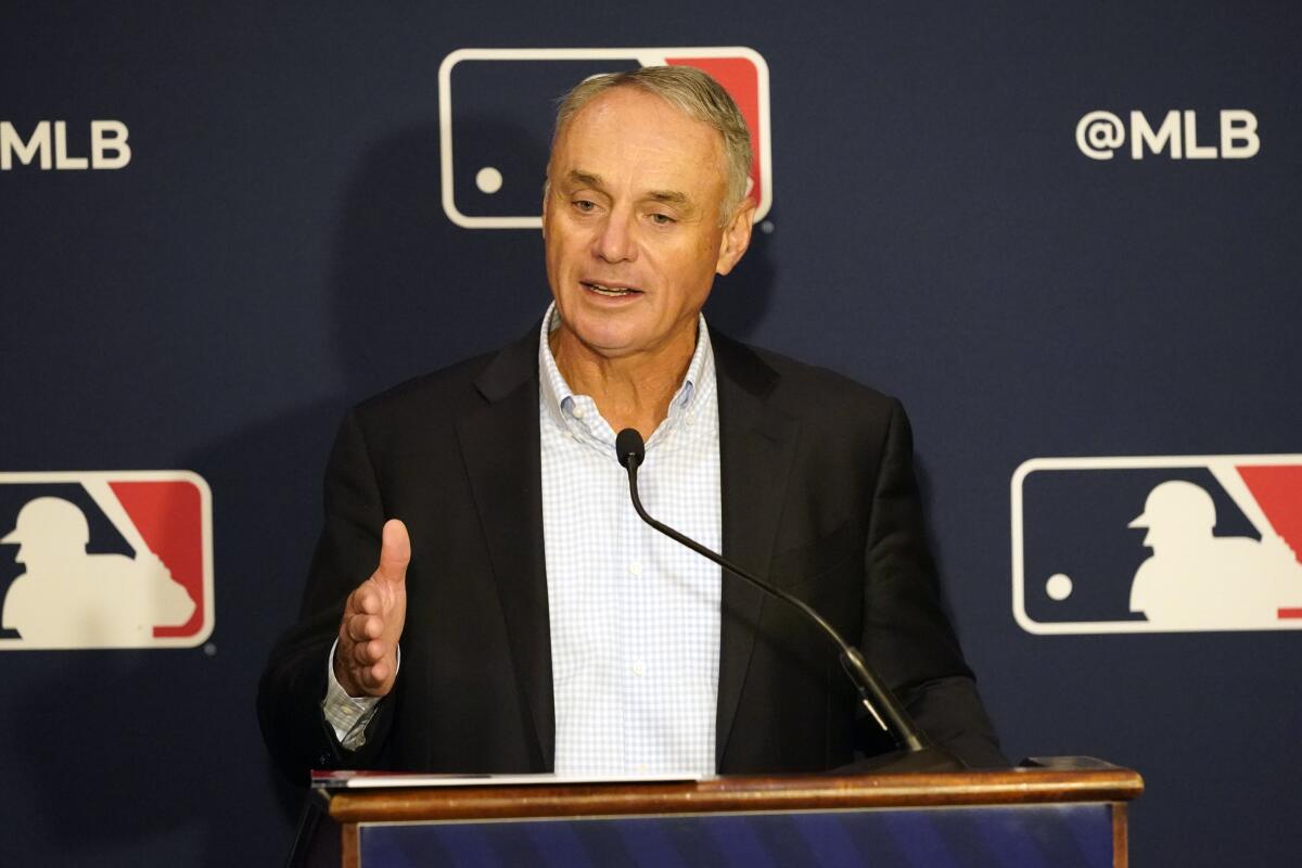 El comisionado de la MLB, Rob Manfred, habla durante una conferencia de prensa el 10 de febrero en Orlando, Florida.