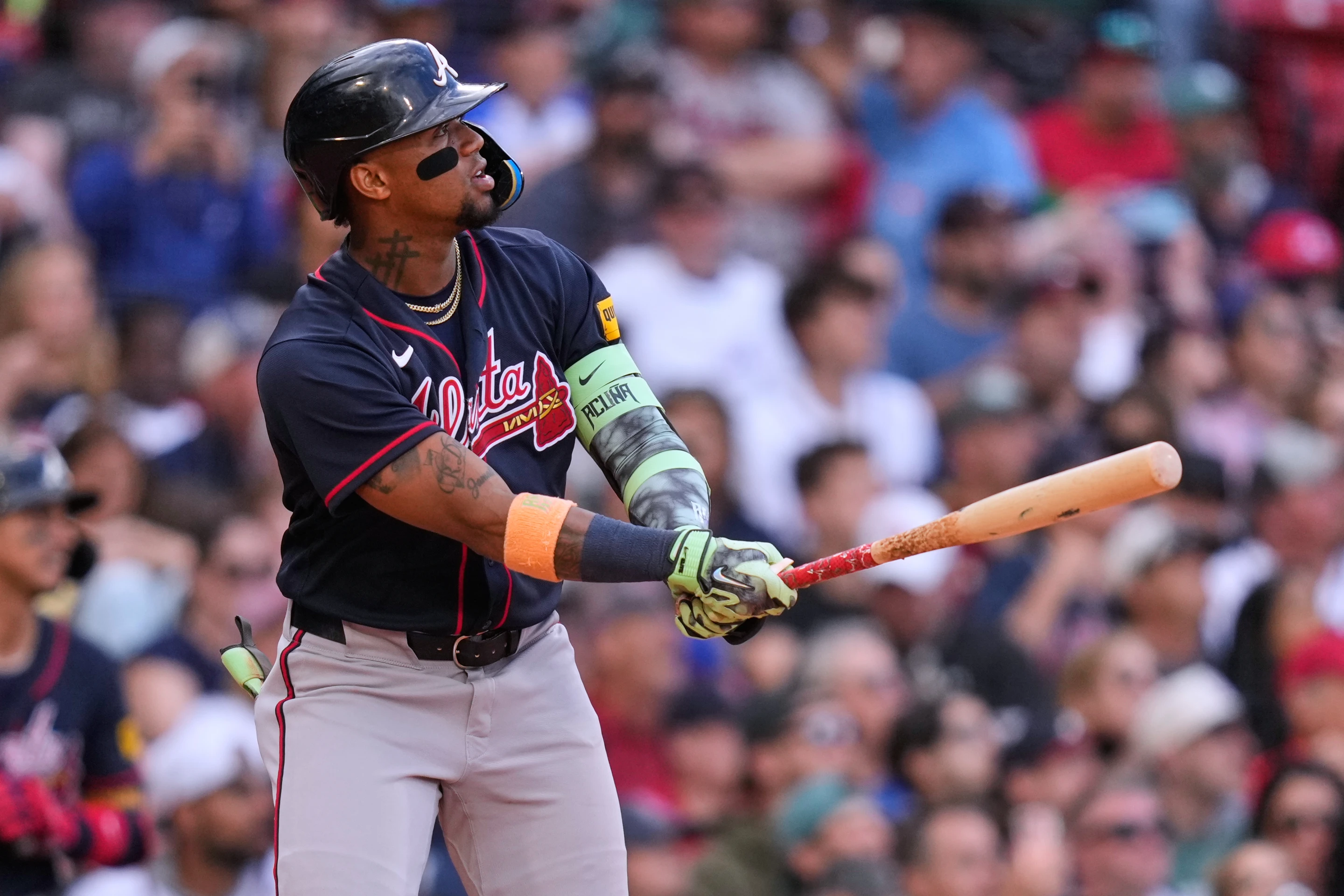 Ronald Acuña Jr observa la pelota como sale des estadio.