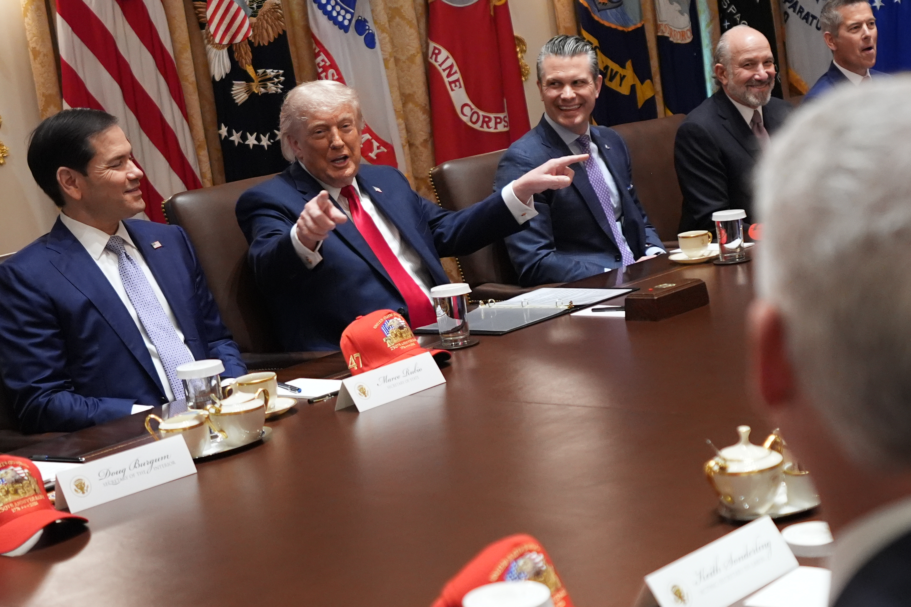 El presidente Donald Trump habla durante una reunión de gabinete en la Casa Blanca, el miércoles 27 de mayo de 2026, en Washington. (Foto AP/Jacqueline Martín)