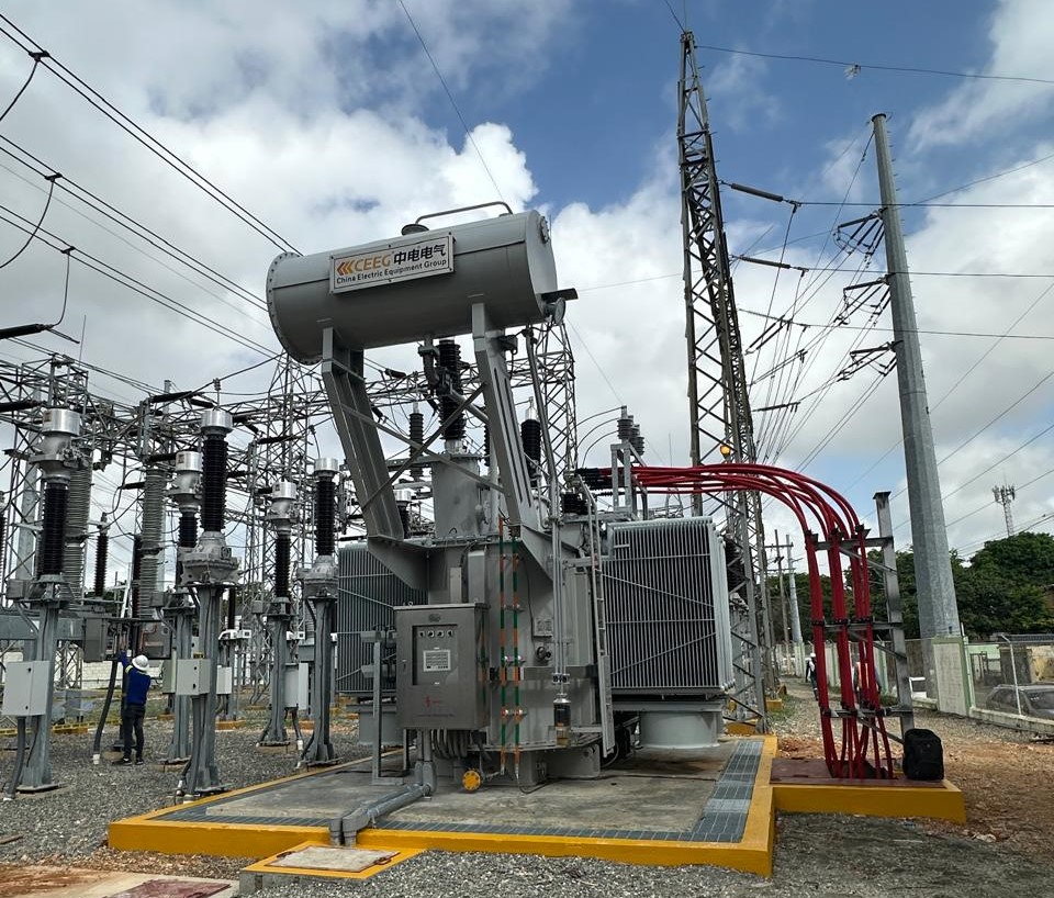 La instalación de este nuevo equipo representa una inversión estimada de RD$174 millones y beneficiará directamente a más de 40 sectores de Santo Domingo Este, permitiéndonos responder al crecimiento sostenido de la demanda energética y mejorar significativamente la calidad del suministro eléctrico de la zona.