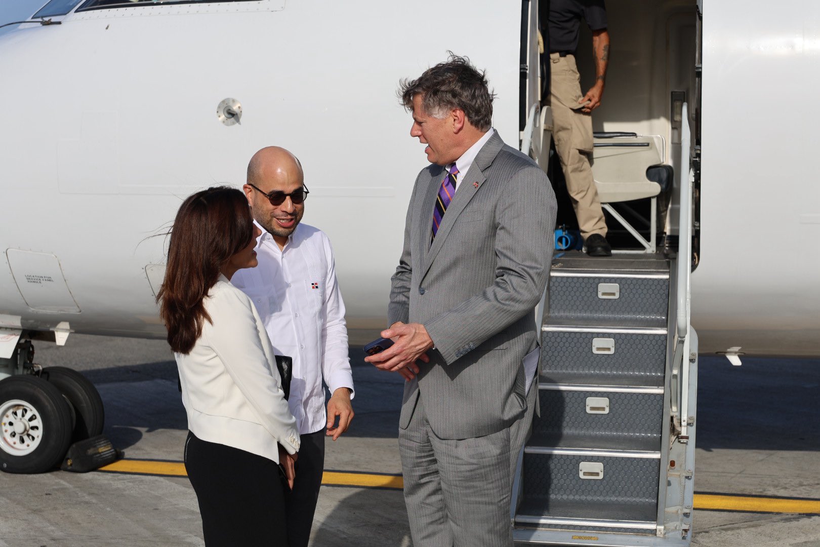 Leah Campos, embajadora de Estados Unidos en el país, y Francisco Caraballo, viceministro de Política Exterior de la Cancillería dominicana, dieron la bienvenida a Núñez Landau.