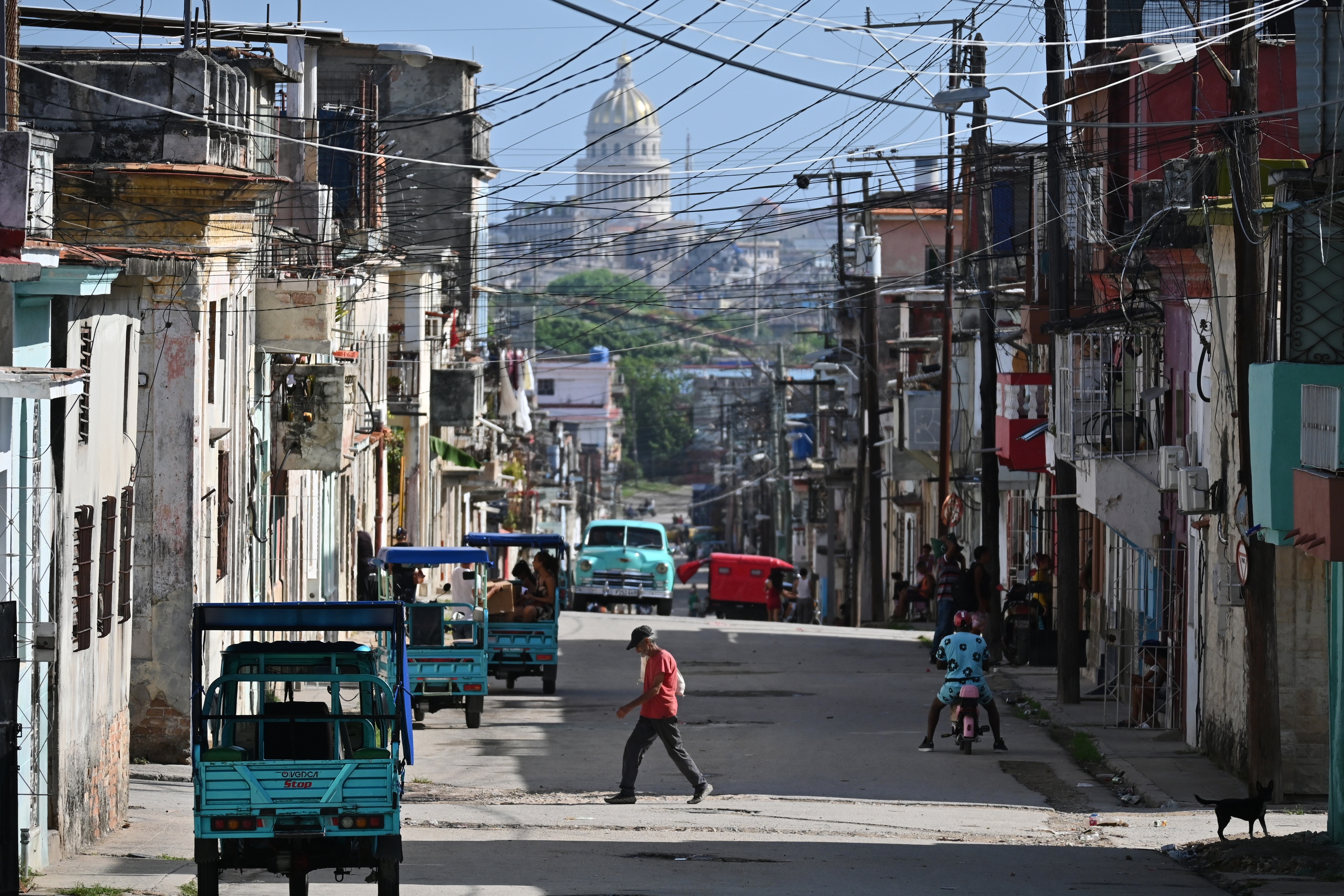 Un hombre cruza una calle el lunes 25 de mayo de 2026, en La Habana, Cuba. (AP Foto/Jorge Luis Baños)