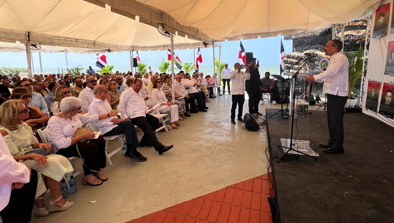 Juan Pablo Uribe, presidente de Efemérides Patrias, pronuncia el discurso de apertura en el 65 aniversario de la ejecución del dictador Rafael Leónidas Trujillo. Jorge González