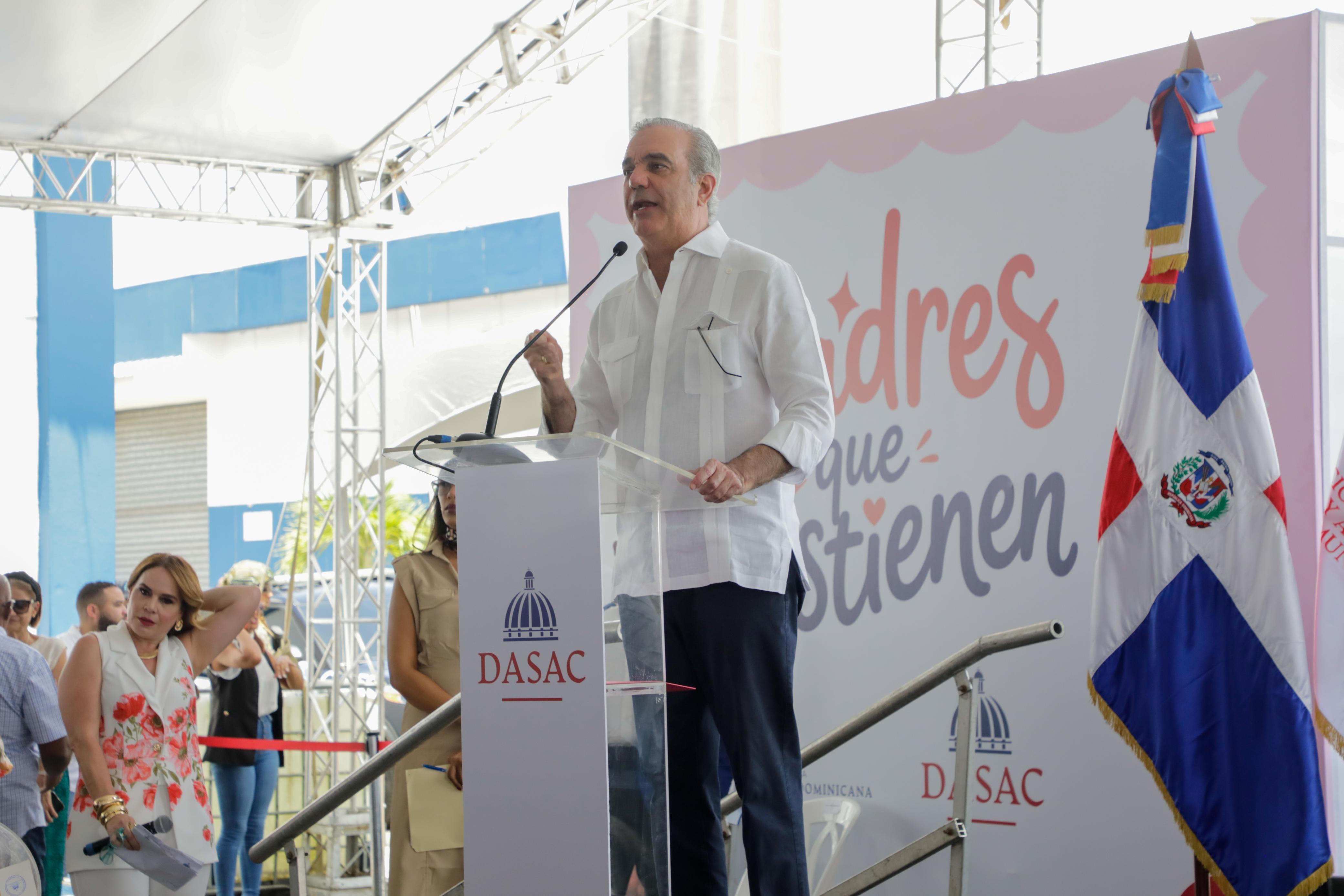 El presidente Luis Abinadar durante su visita a DASAC.