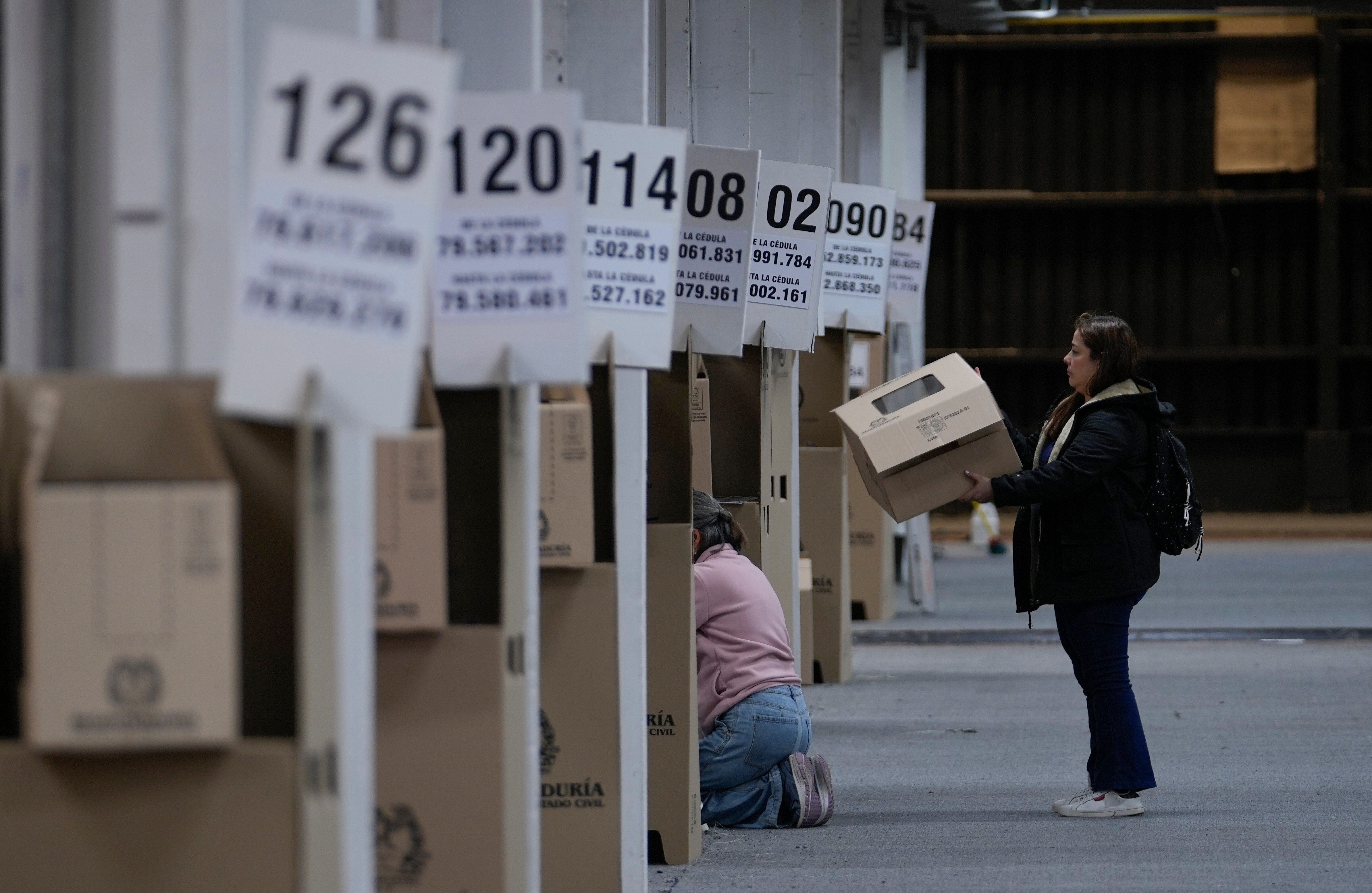 Trabajadores electorales preparan un colegio electoral para las elecciones presidenciales del domingo en Bogotá, Colombia (Foto AP/Matthias Delacroix)