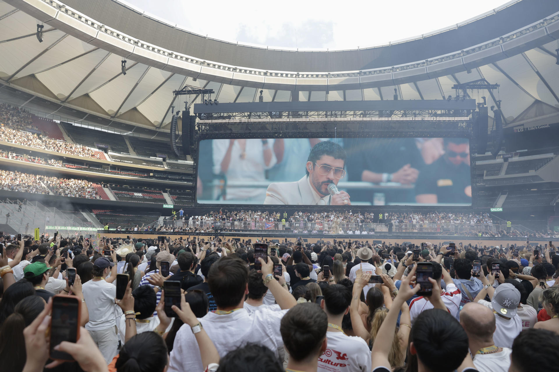 Asistentes al concierto del cantante y compositor puertorriqueño Bad Bunny este sábado en el Estadio Metropolitano de Madrid. EFE/Juanjo Martín