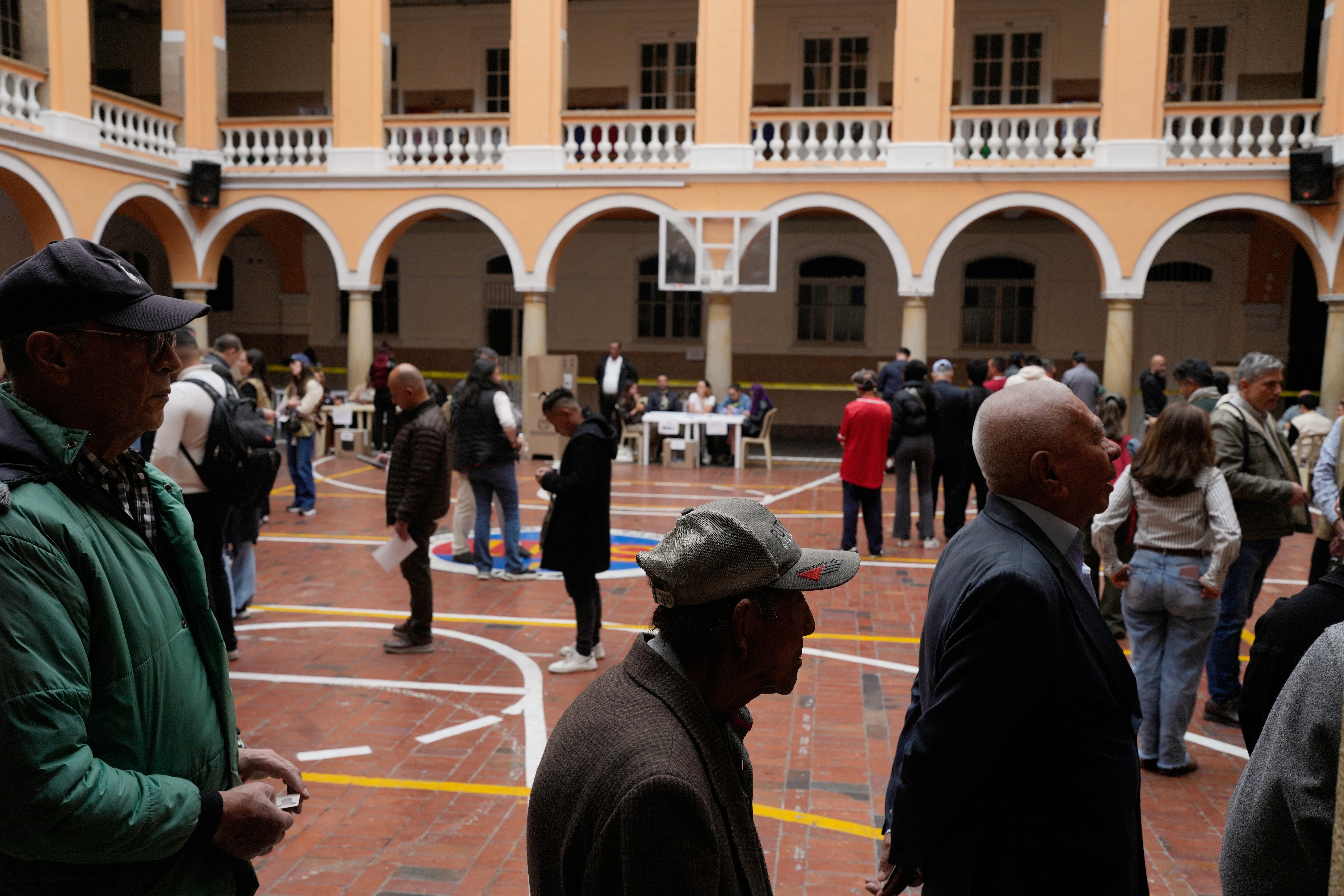 Los votantes hacen fila en un colegio electoral durante las elecciones presidenciales, el domingo 31 de mayo de 2026, en Bogotá, Colombia. (Foto AP/Matthias Delacroix)