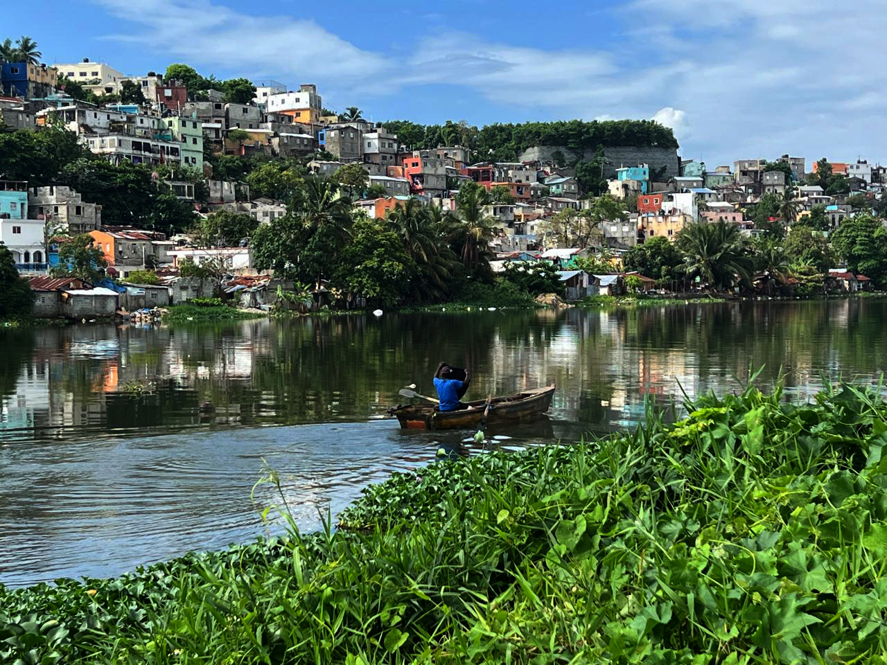 Metro de Santo Domingo, Puente Francisco del Rosario Sánchez, varias chozas, una hermosa capa de vegetación y un hermoso cielo azul sobre Guali. Todo se puede ver desde la orilla este del río Ozama. Jorge González