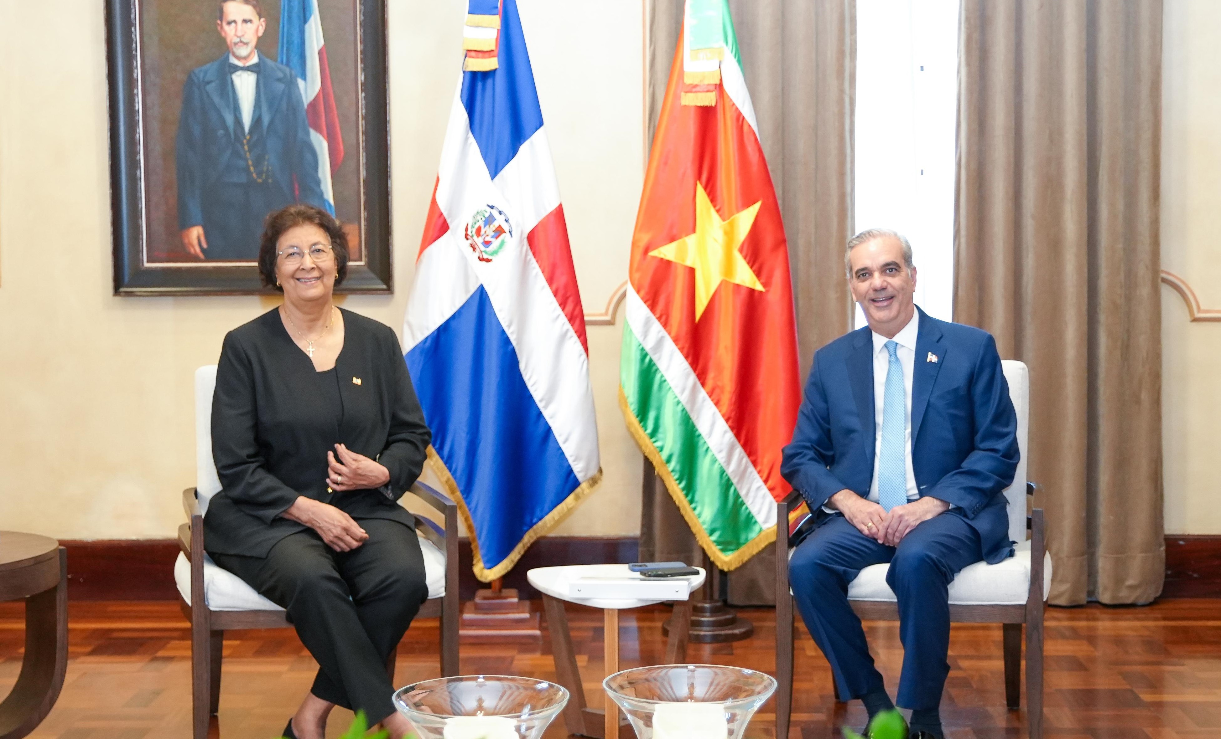 La visita oficial del Presidente de Surinam incluye la firma de acuerdos bilaterales, reuniones con autoridades dominicanas y actividades protocolares en Santo Domingo.