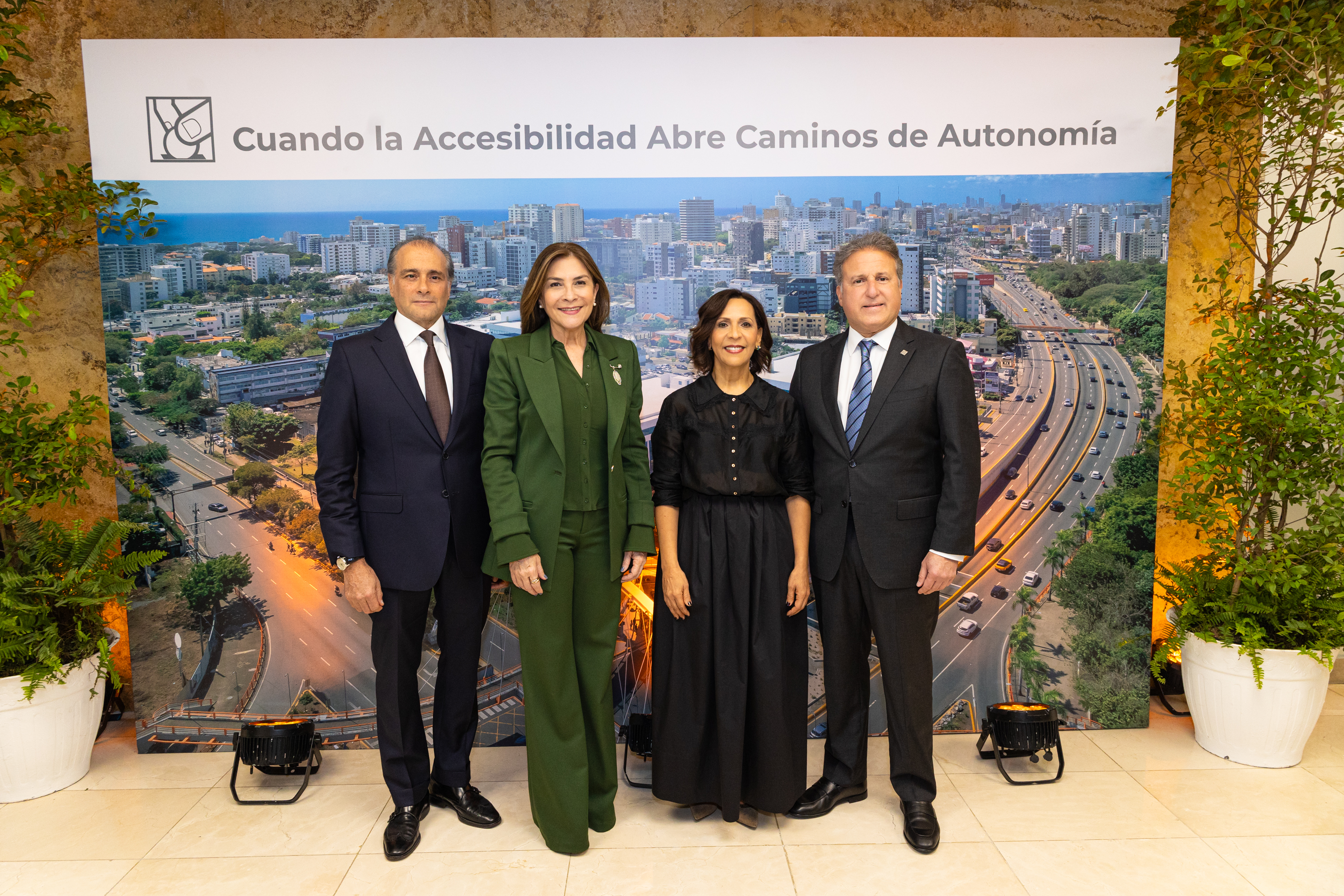 Lawrence Hajri, Carolina Mejía, Mildred Minaya y Gustavo A.