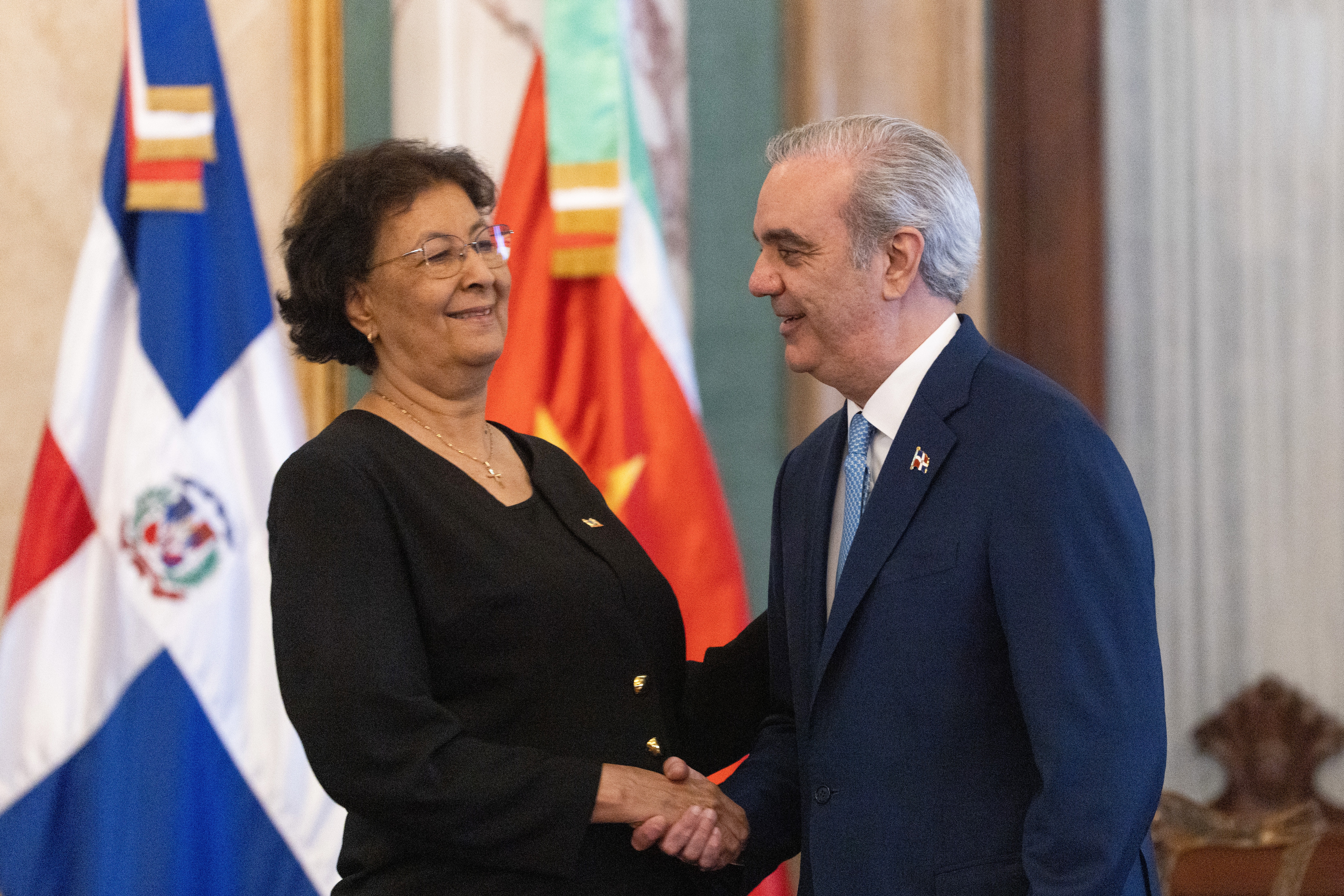 Santo Domingo.- El Presidente de República Dominicana, Luis Abinador (D), felicitó a su par de Surinam, Jennifer Gierlings-Simmons, en la ceremonia de firma de un acuerdo realizada este lunes en el Palacio Nacional, en Santo Domingo (República Dominicana). EFE/ Orlando Baría
