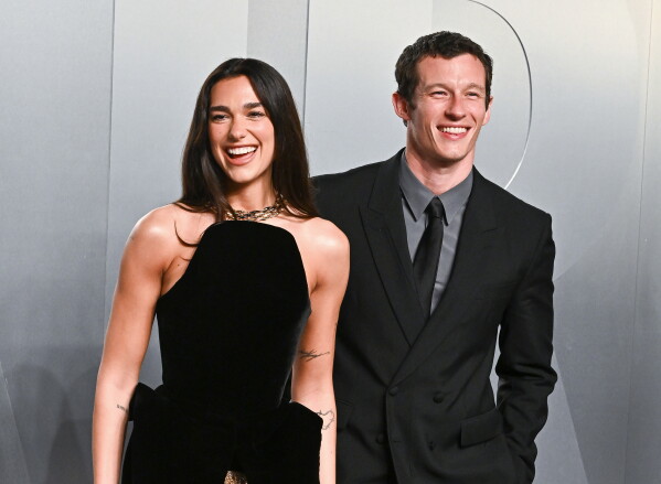 Dua Lipa y Callum Turner.