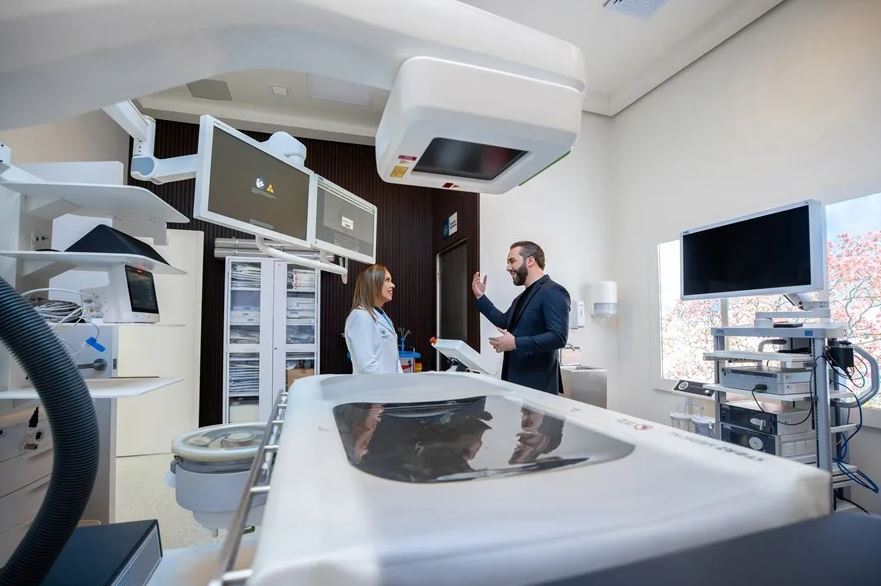 Fotografía cedida por el Gobierno de El Salvador que muestra al presidente, Nayib Bukele (d), en un recorrido por las nuevas instalaciones del Hospital Rosales, en San Salvador (El Salvador).