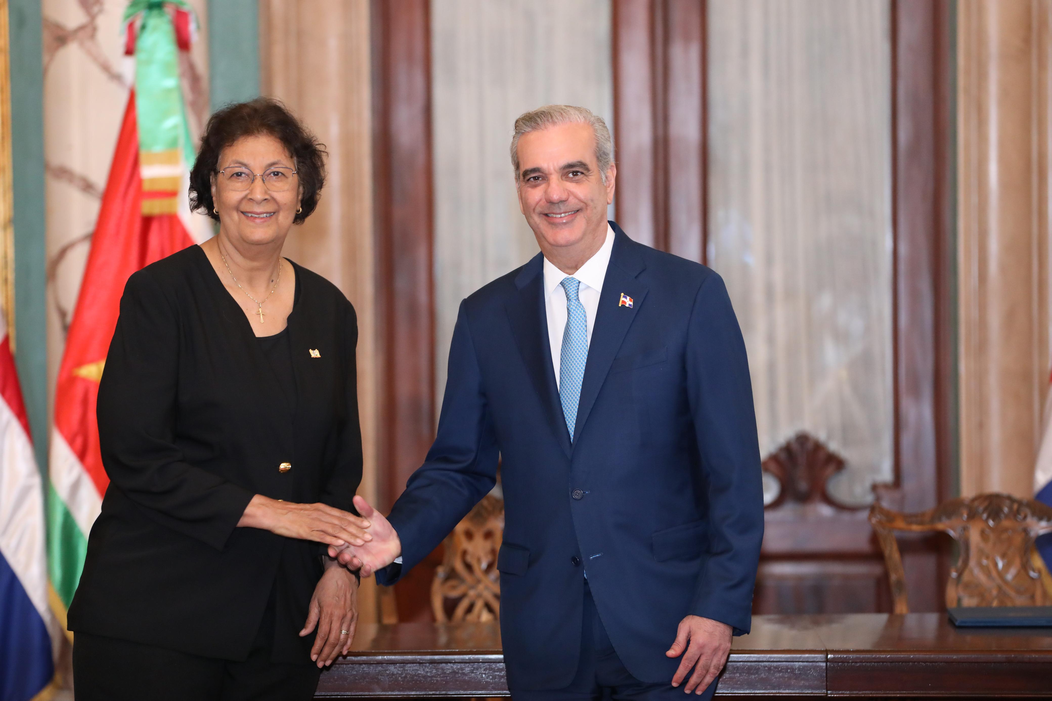 El presidente Louis Abinadar y su homóloga de la República de Surinam, Jennifer Gierlings-Simmons