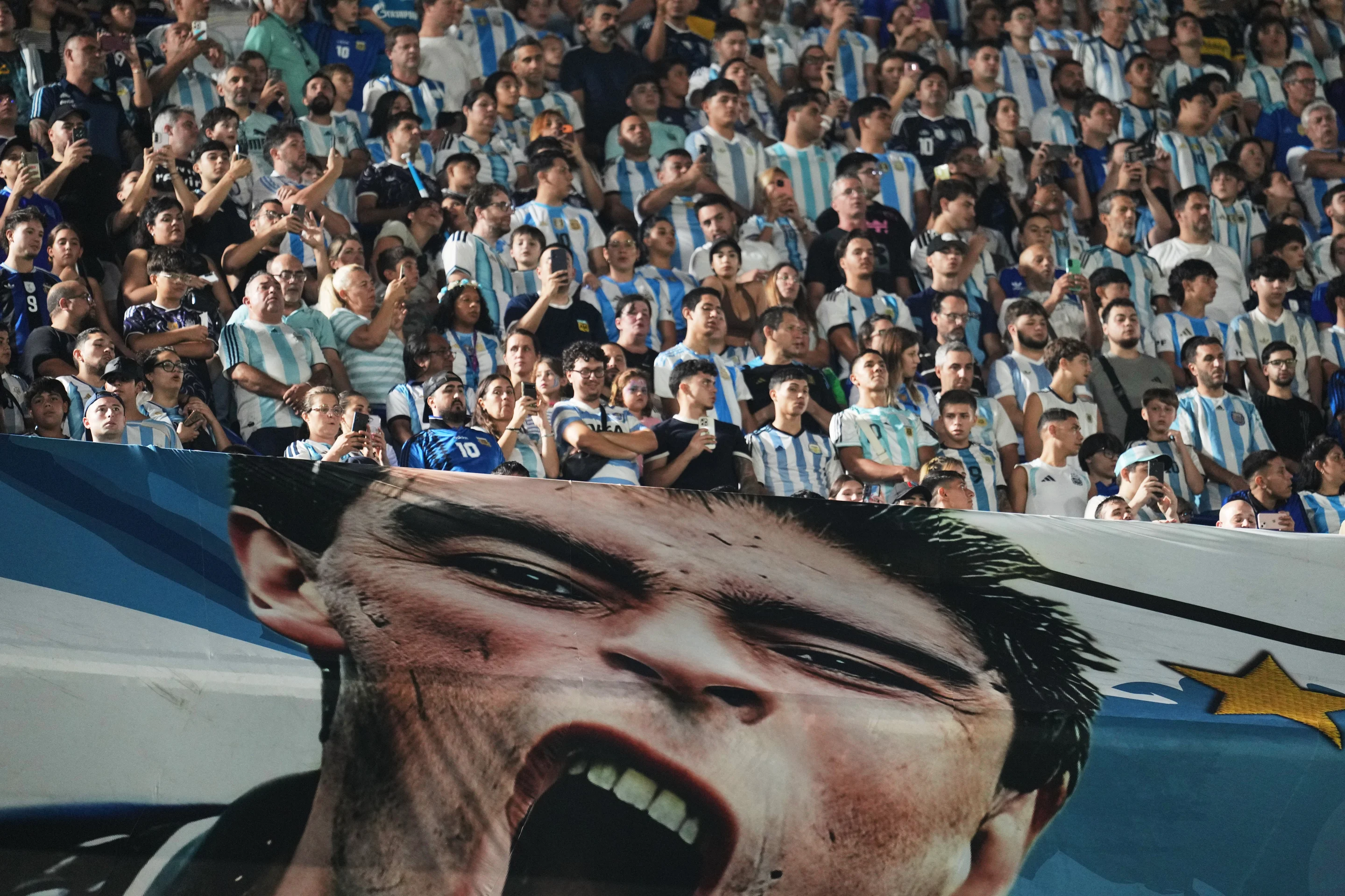 Los aficionados argentinos toman el fútbol como una religión arraigada en su cultura.