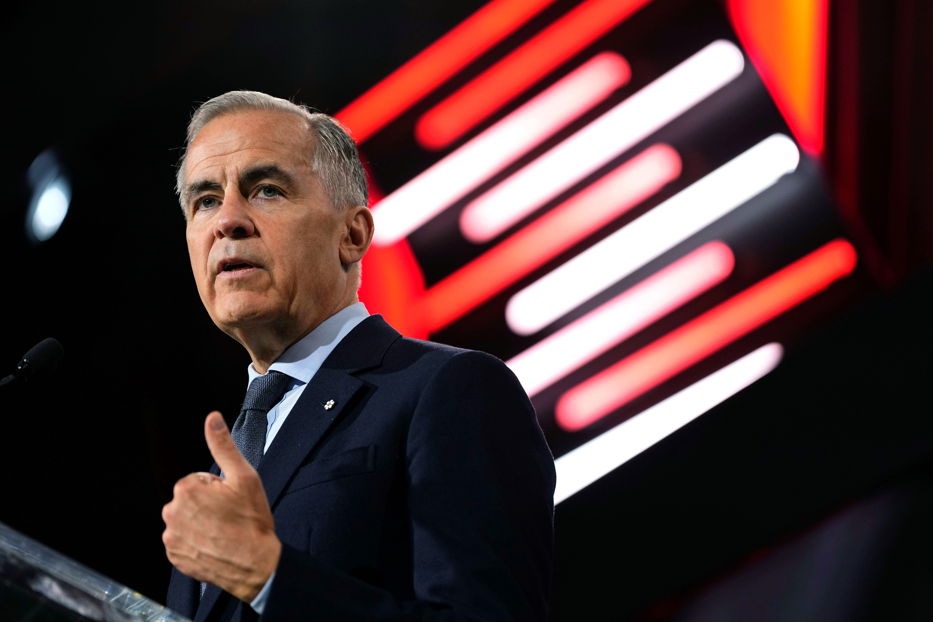El primer ministro canadiense, Mark Carney, pronuncia un discurso en CANSEC, la feria comercial anual de la industria de defensa de la Asociación Canadiense de Industrias de Defensa y Seguridad, el miércoles 27 de mayo de 2026, en Ottawa. (AP vía Justin Tang/The Canadian Press)