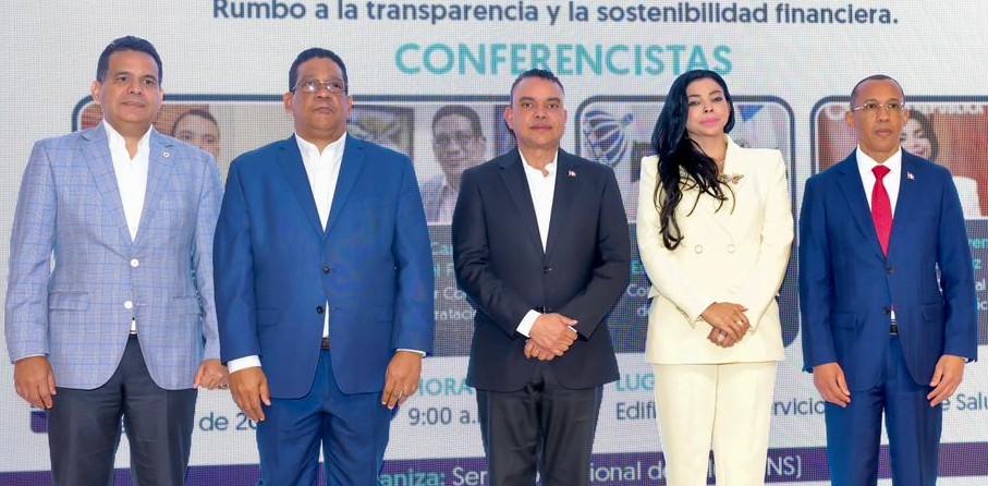 Julio Landrón lideró la conferencia sobre Transparencia y Regulación en los Servicios de Salud junto a Yeni Berenice Reynoso, Carlos Pimentel y Geraldo Espinosa Pérez.