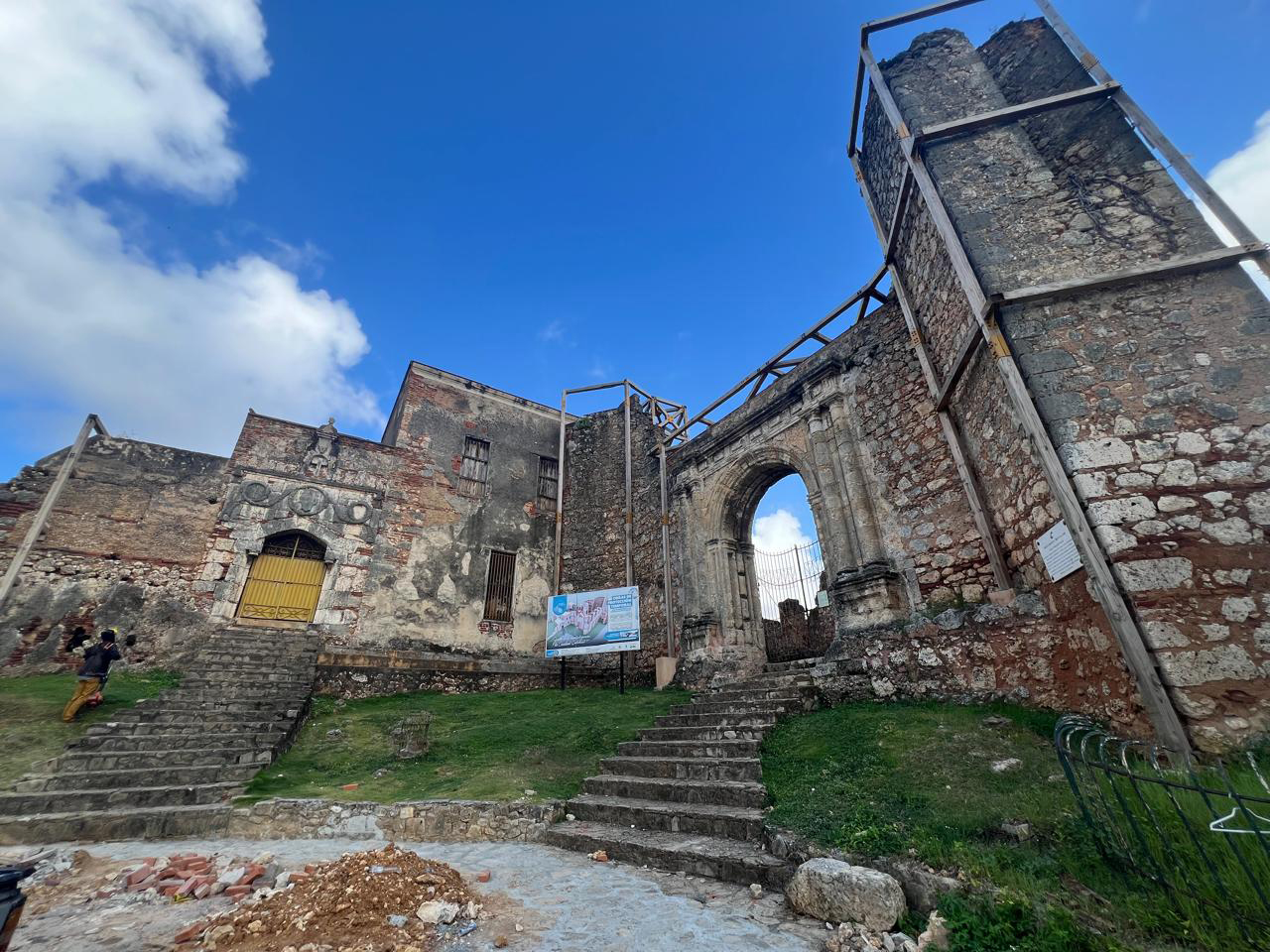 Esta es la fachada principal de lo que fuera el primer monasterio del Nuevo Mundo edificio de piedra que fue construido entre 1523 y 1664. Jorge González