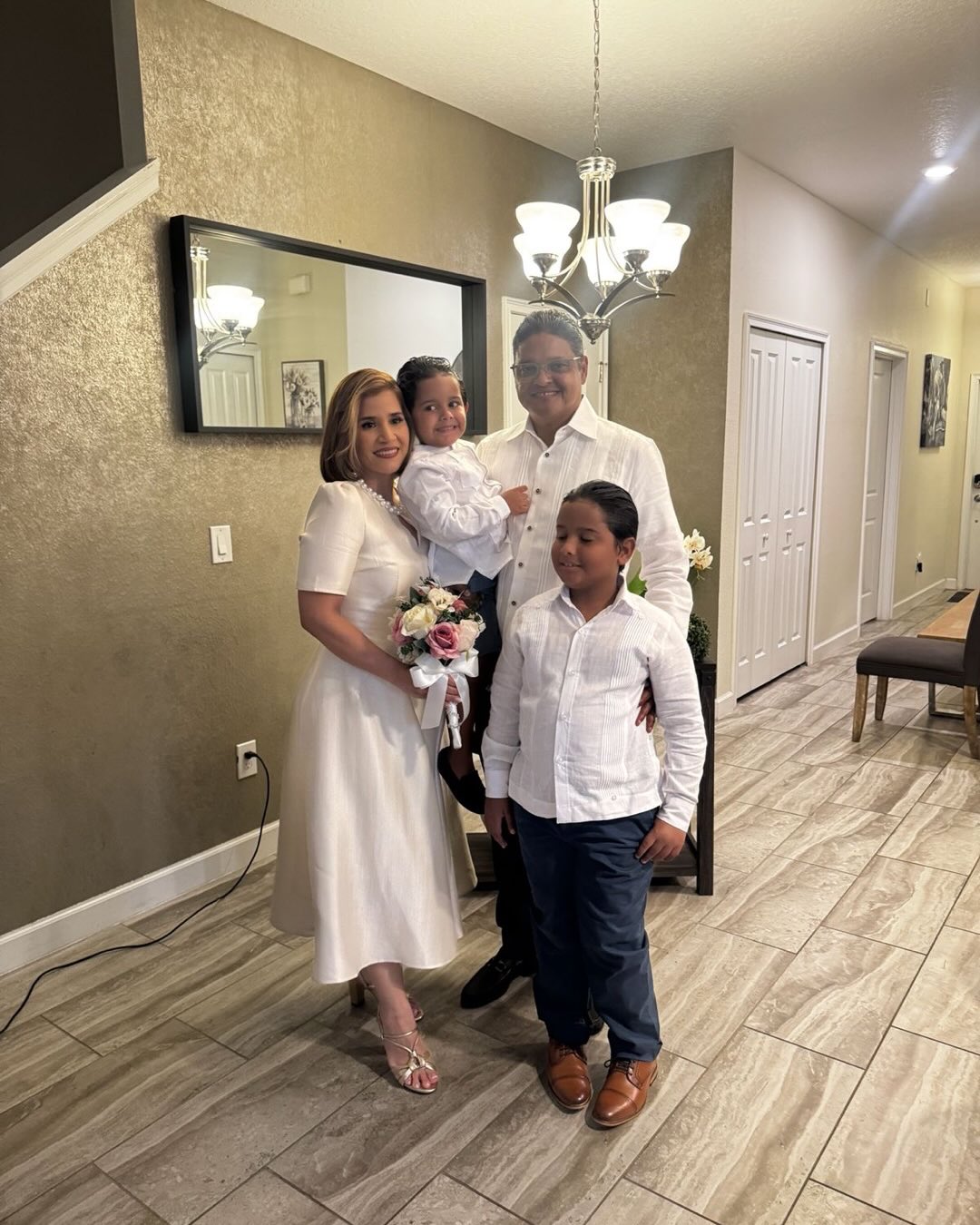 El director del COE, Juan Manuel Méndez, junto a su esposa Mariela y sus dos hijos más pequeños.