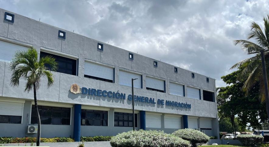 Fachada de la Dirección General de Migración (DGM), institución que confirmó el fallecimiento de un agente durante un accidente ocurrido mientras participaba en un operativo en el Distrito Nacional.
